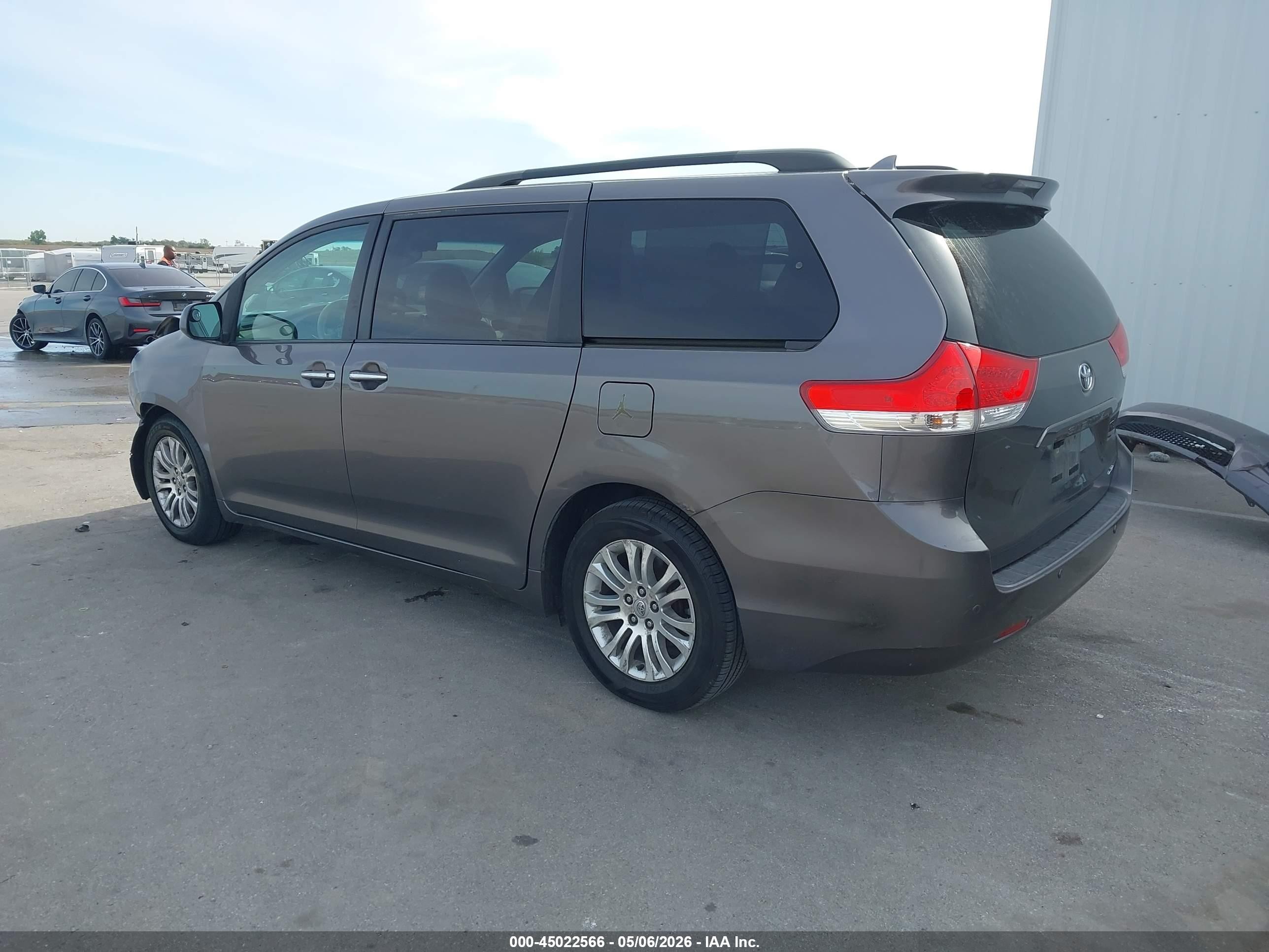 2011 Toyota Sienna Xle V6 Серый vin: 5TDYK3DC3BS027504