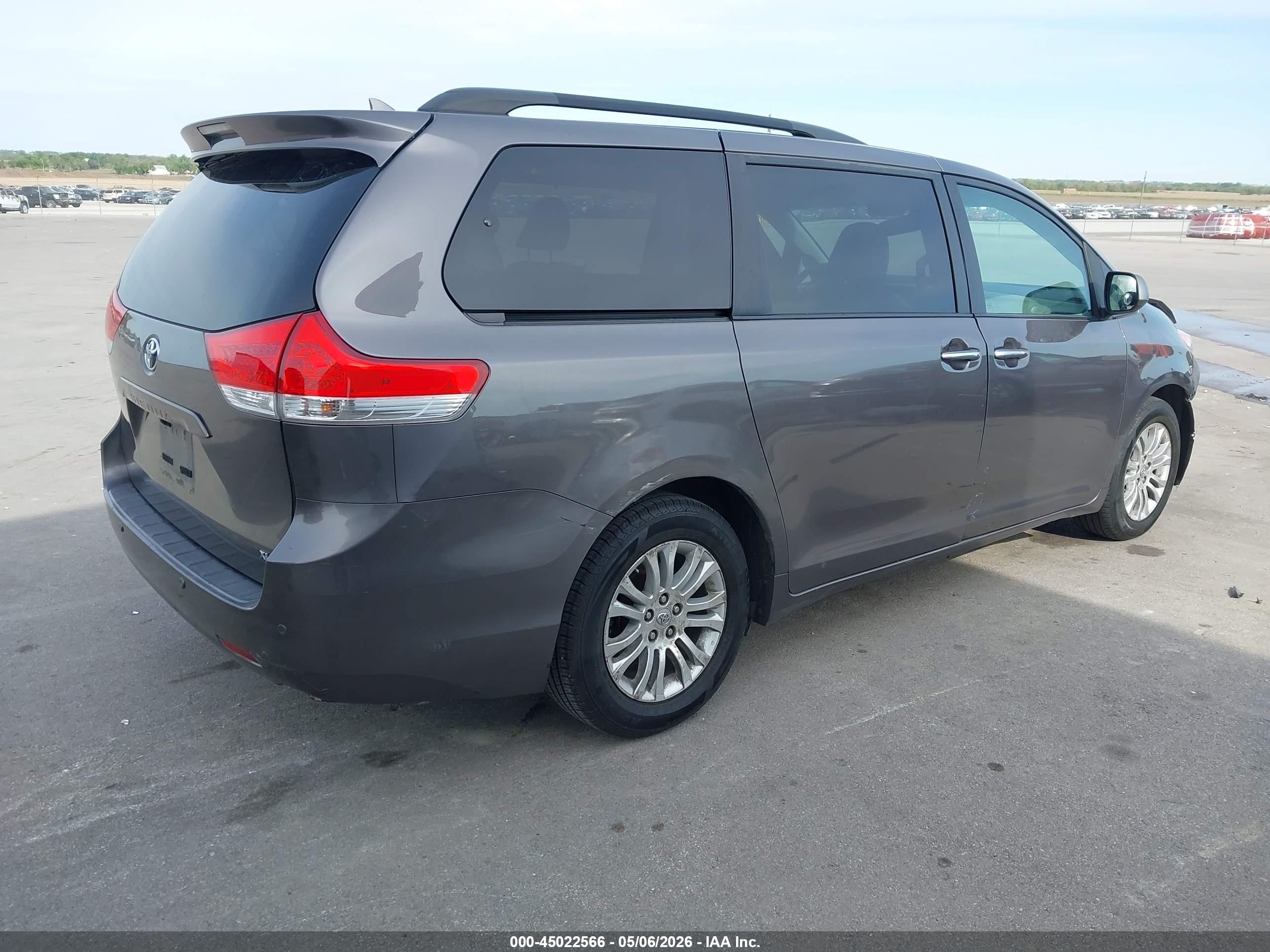 2011 Toyota Sienna Xle V6 Серый vin: 5TDYK3DC3BS027504