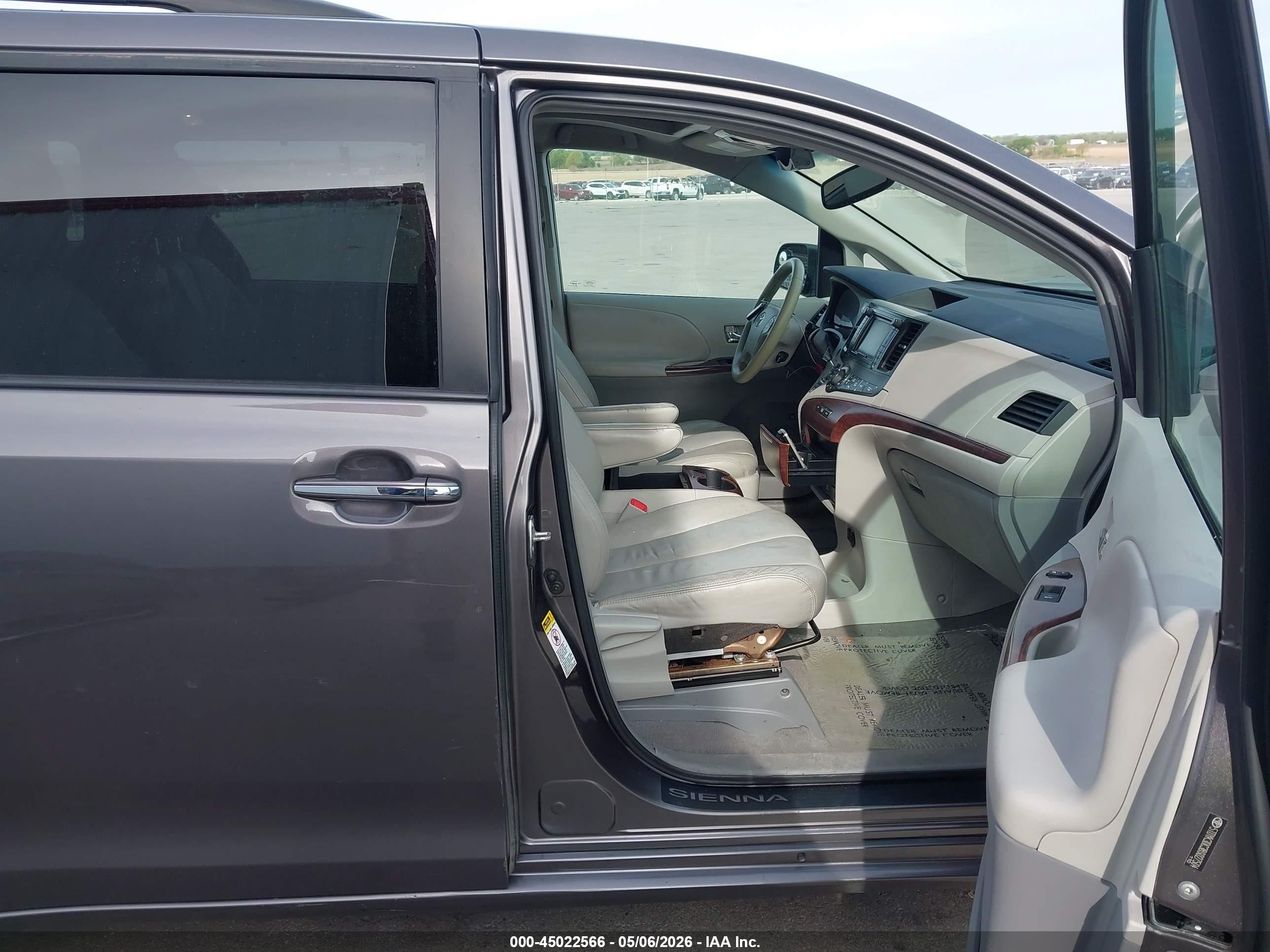 2011 Toyota Sienna Xle V6 Серый vin: 5TDYK3DC3BS027504