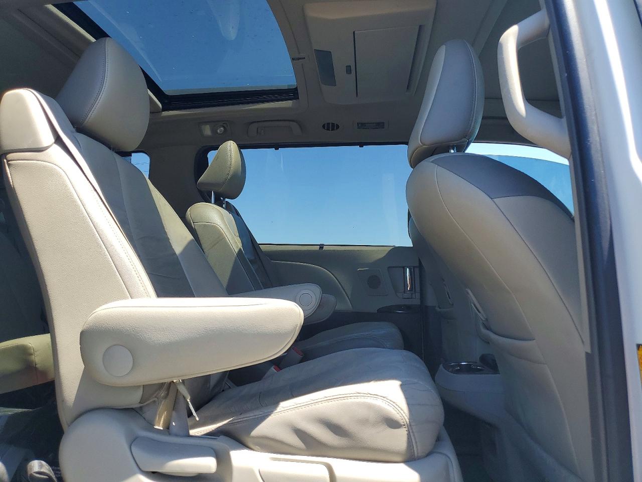 2011 Toyota Sienna Limited 7-passenger Белый vin: 5TDYK3DC3BS030404