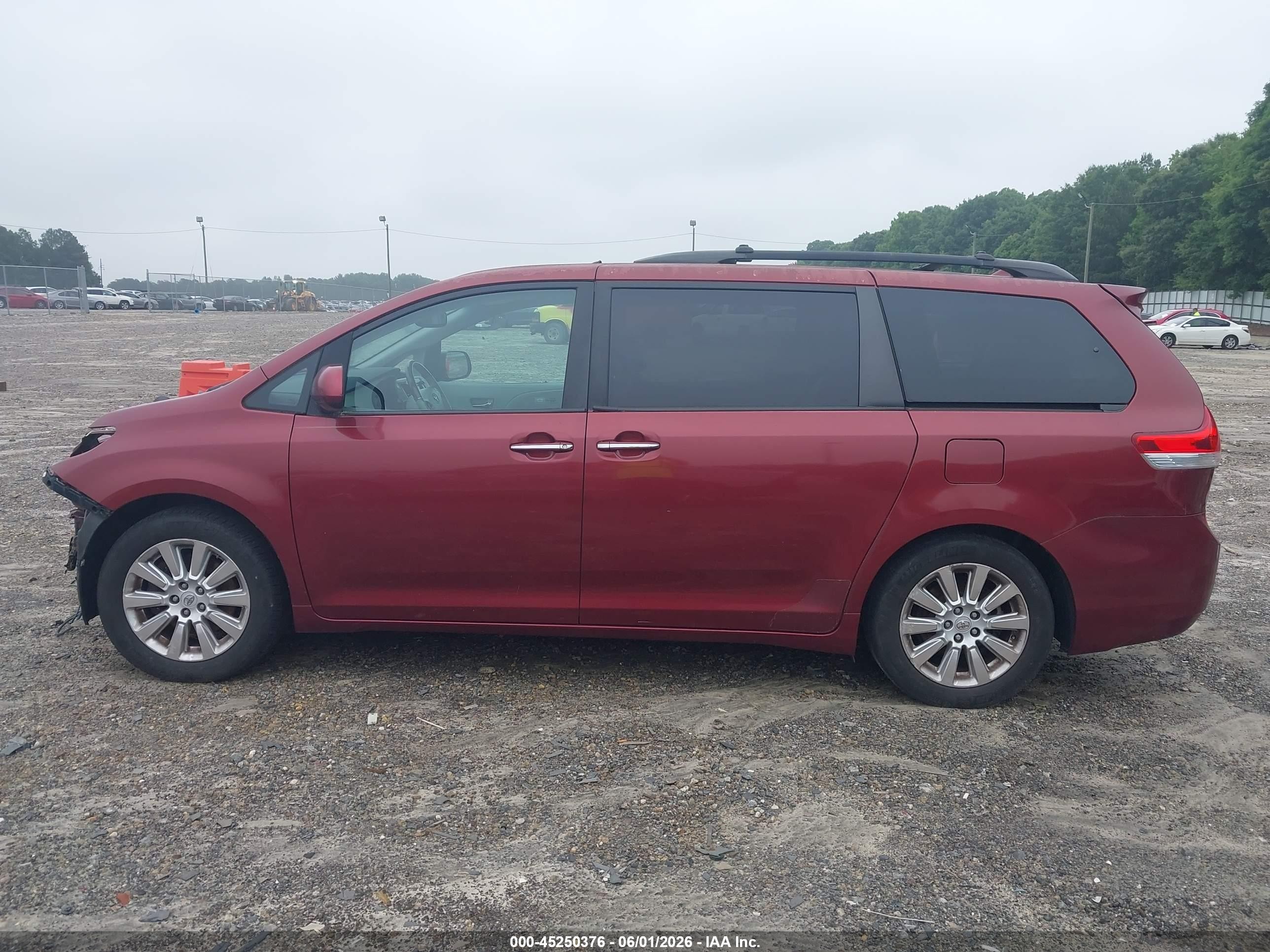2011 Toyota Sienna Limited V6 Темно-бордовый vin: 5TDYK3DC3BS031004