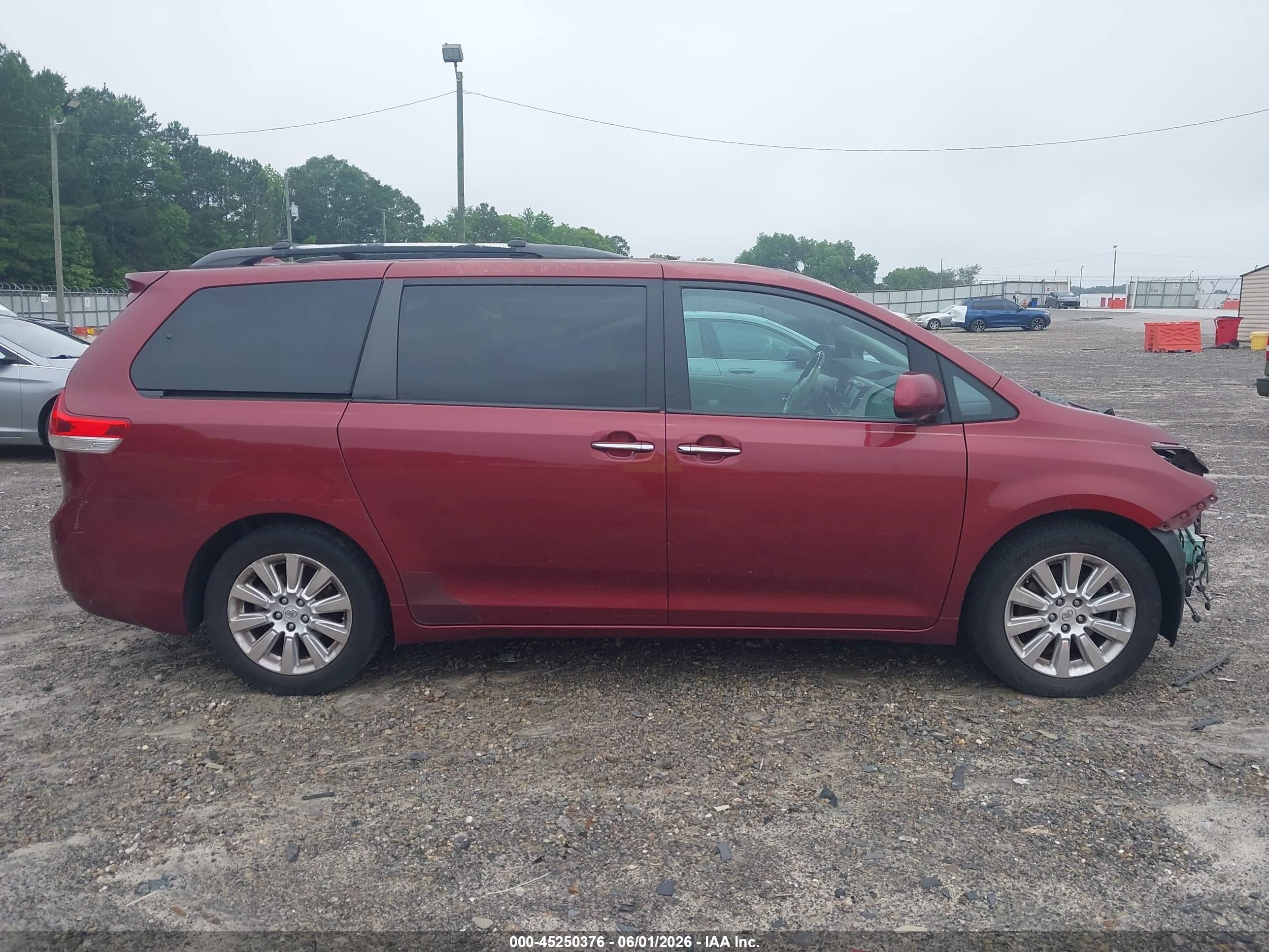 2011 Toyota Sienna Limited V6 Темно-бордовый vin: 5TDYK3DC3BS031004