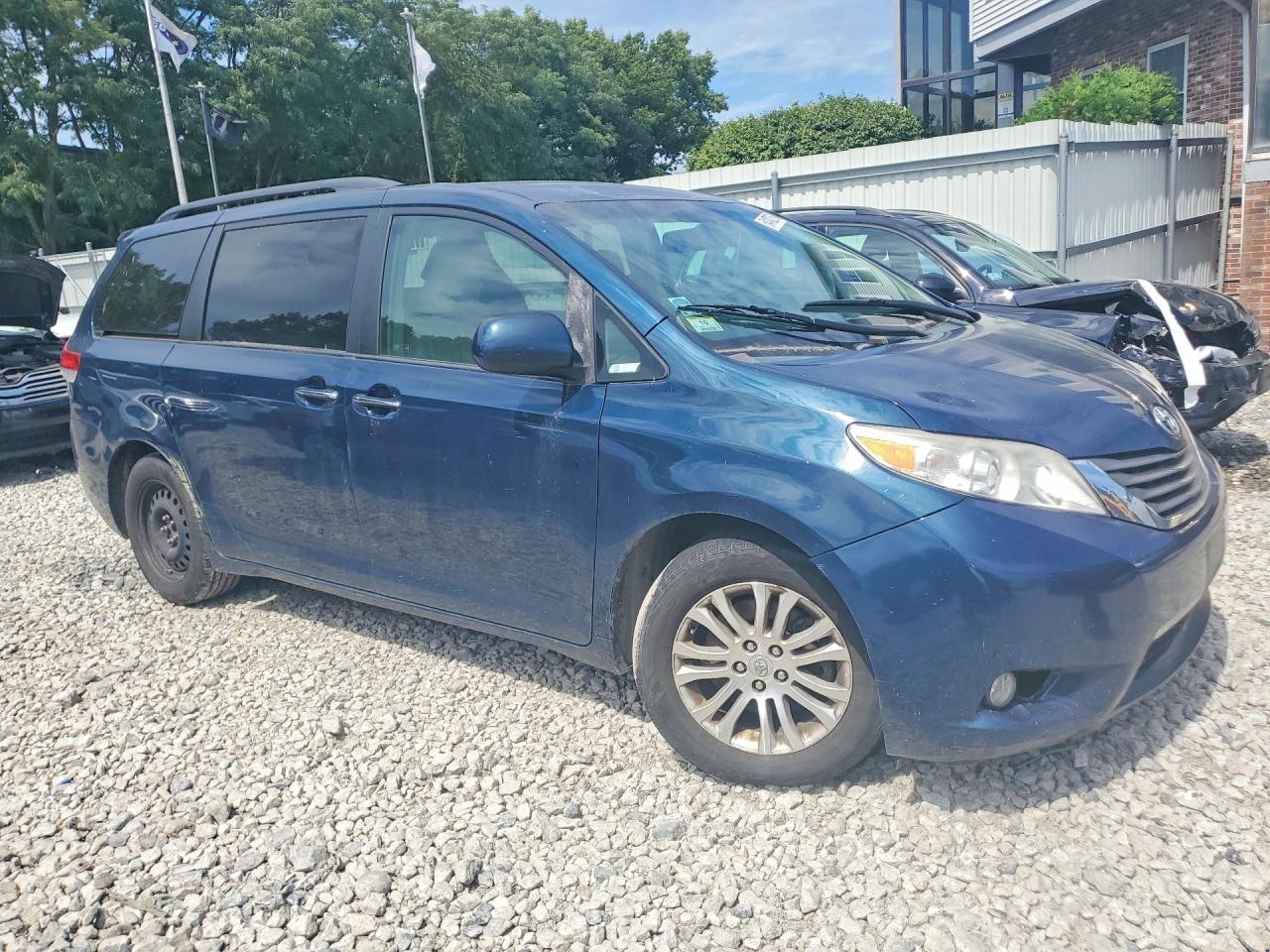 2011 Toyota Sienna Xle 8-passenger Синий vin: 5TDYK3DC3BS034226