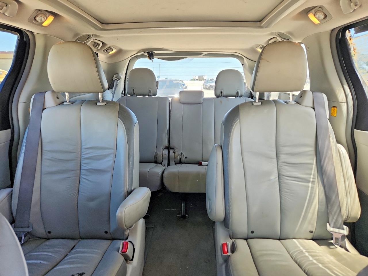 2011 Toyota Sienna Limited 7-passenger Silver vin: 5TDYK3DC3BS035876