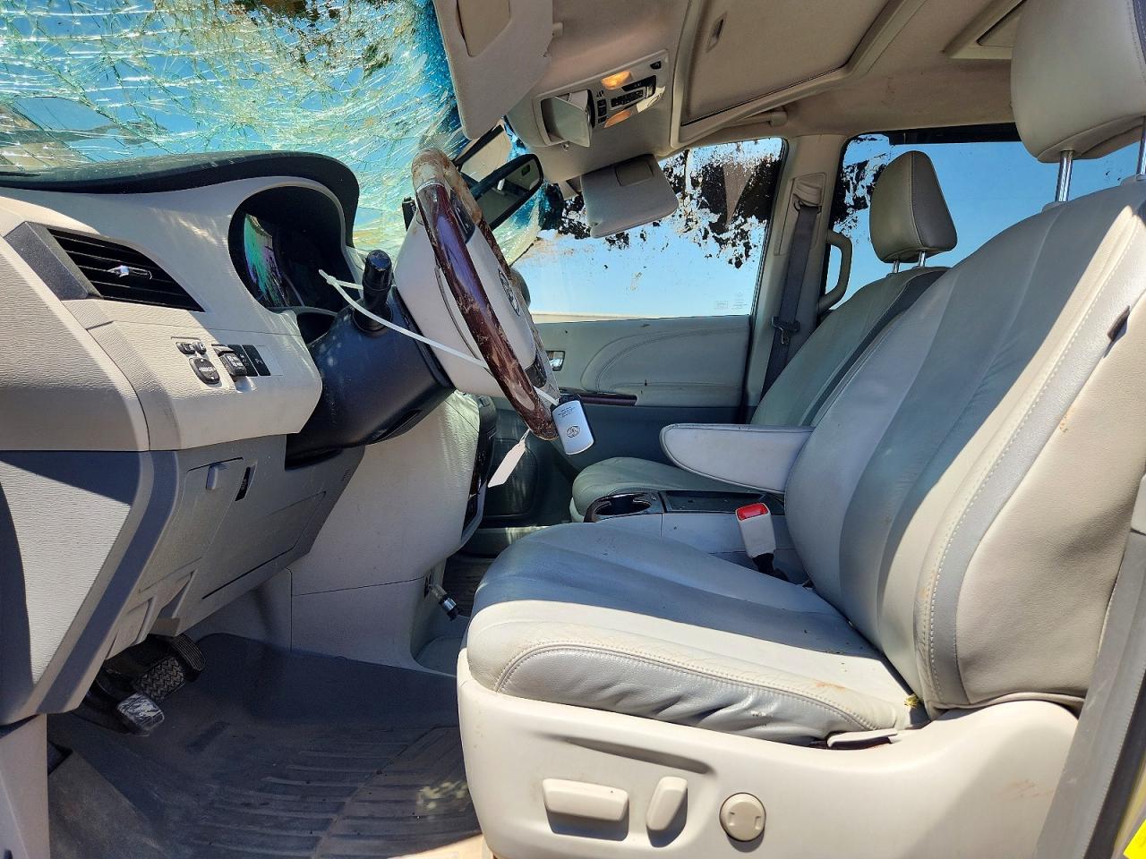 2011 Toyota Sienna Limited 7-passenger Silver vin: 5TDYK3DC3BS035876