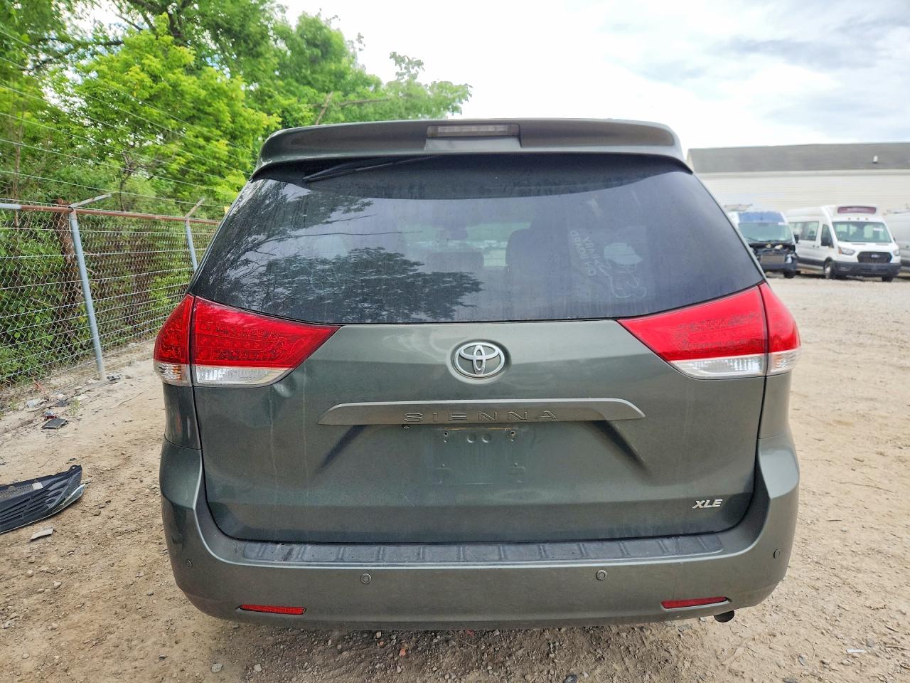 2011 Toyota Sienna Xle 8-passenger Gray vin: 5TDYK3DC3BS048448
