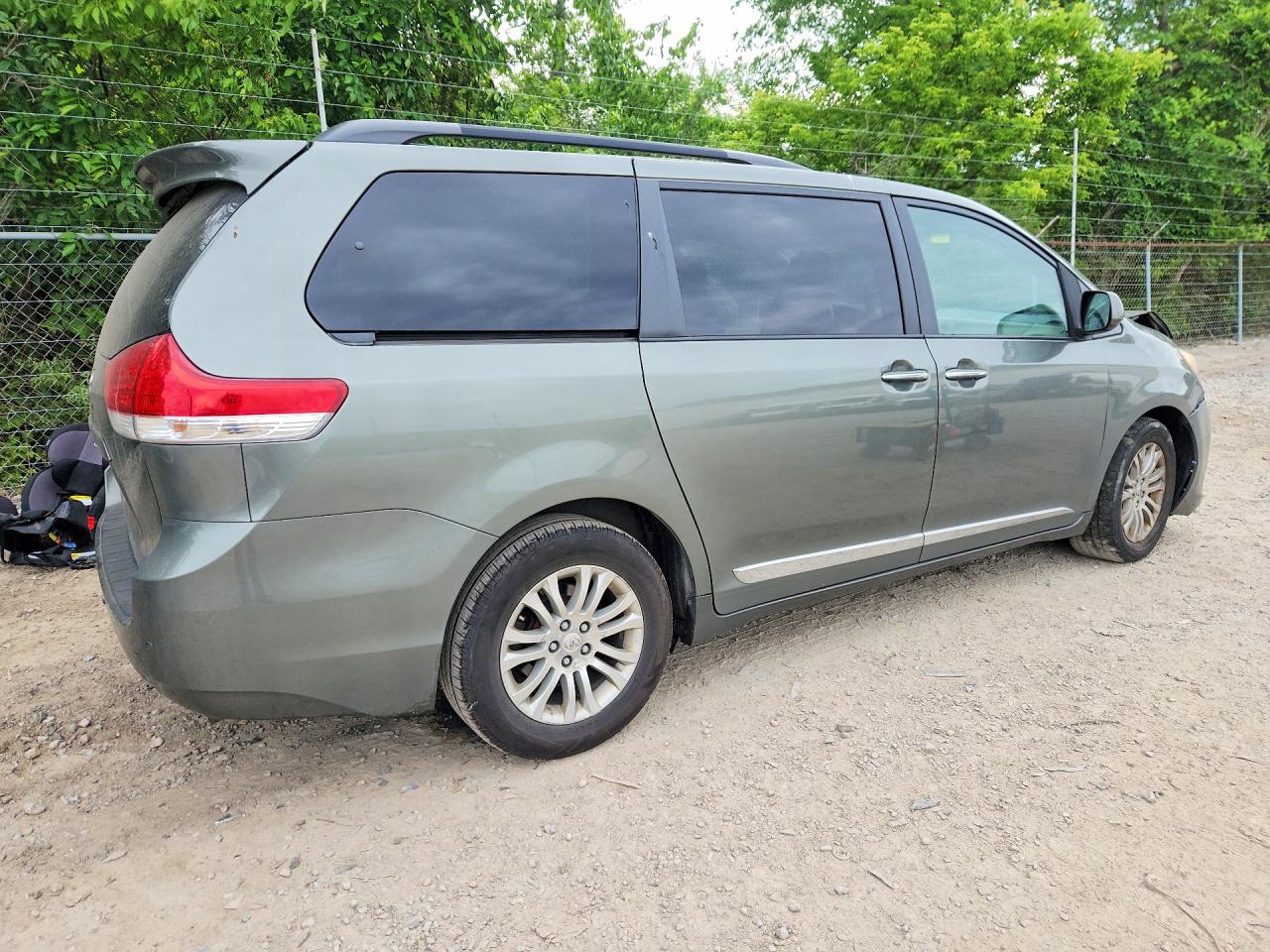 2011 Toyota Sienna Xle 8-passenger Gray vin: 5TDYK3DC3BS048448