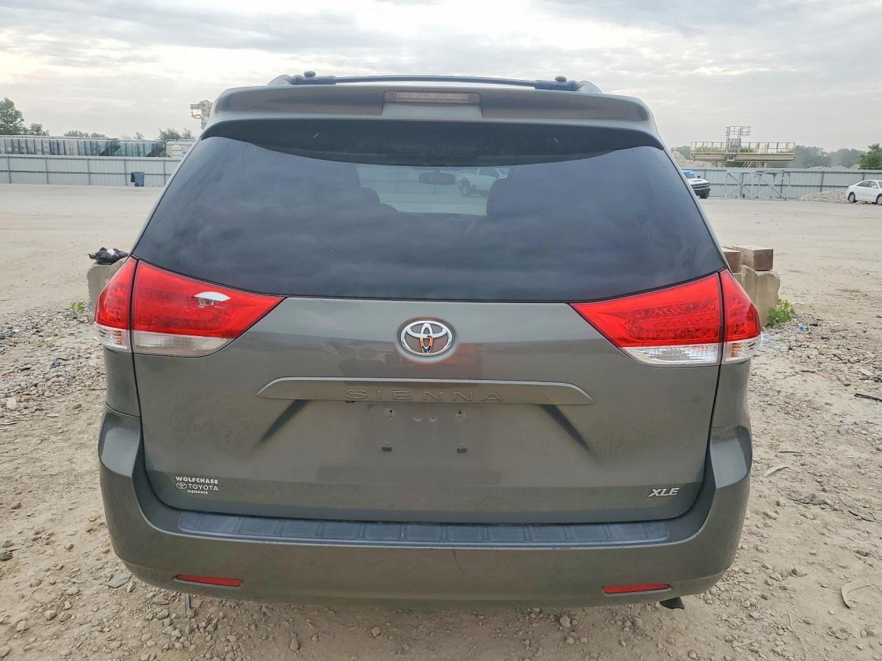 2011 Toyota Sienna Xle 8-passenger Gray vin: 5TDYK3DC3BS076461