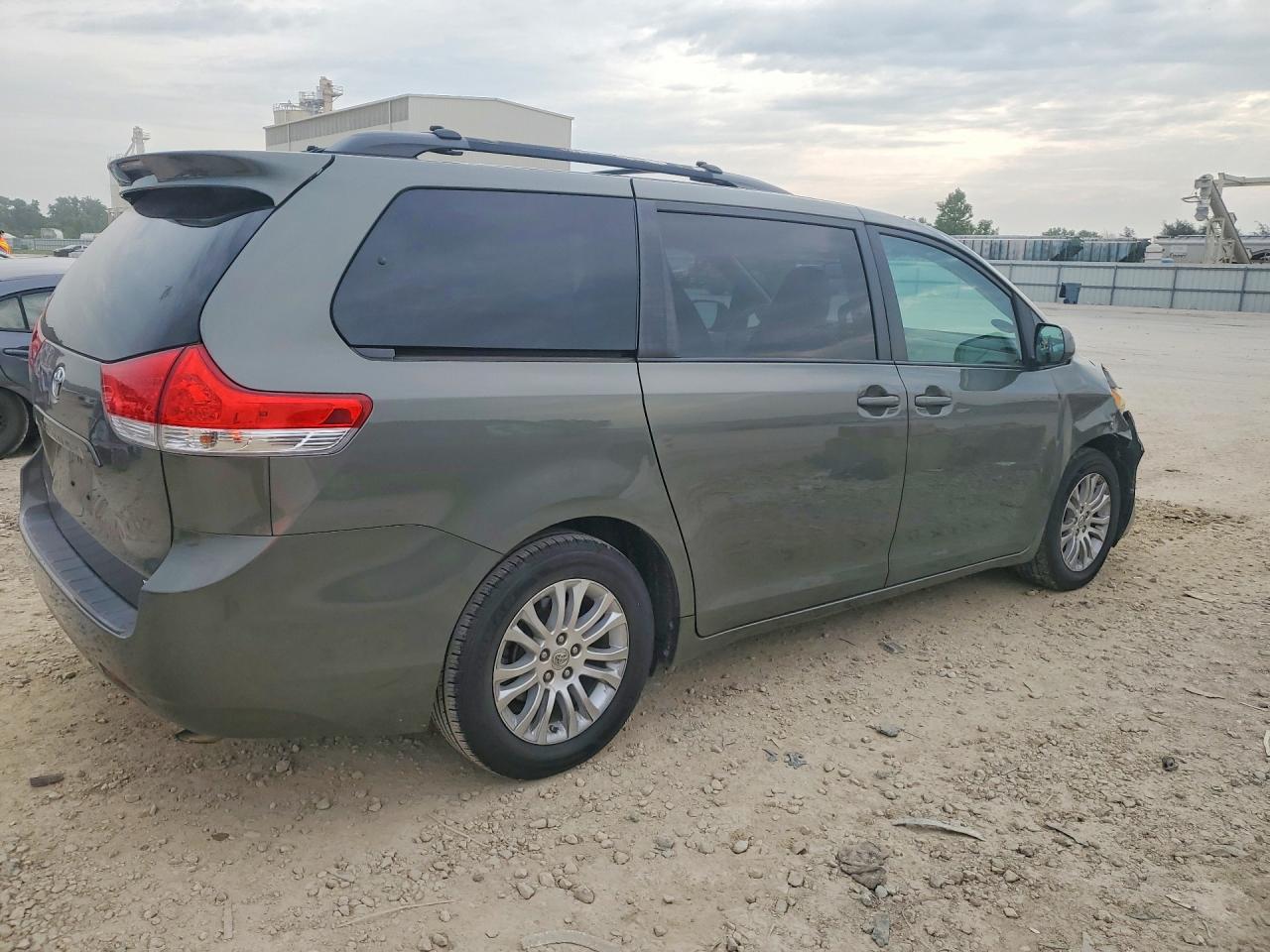 2011 Toyota Sienna Xle 8-passenger Gray vin: 5TDYK3DC3BS076461