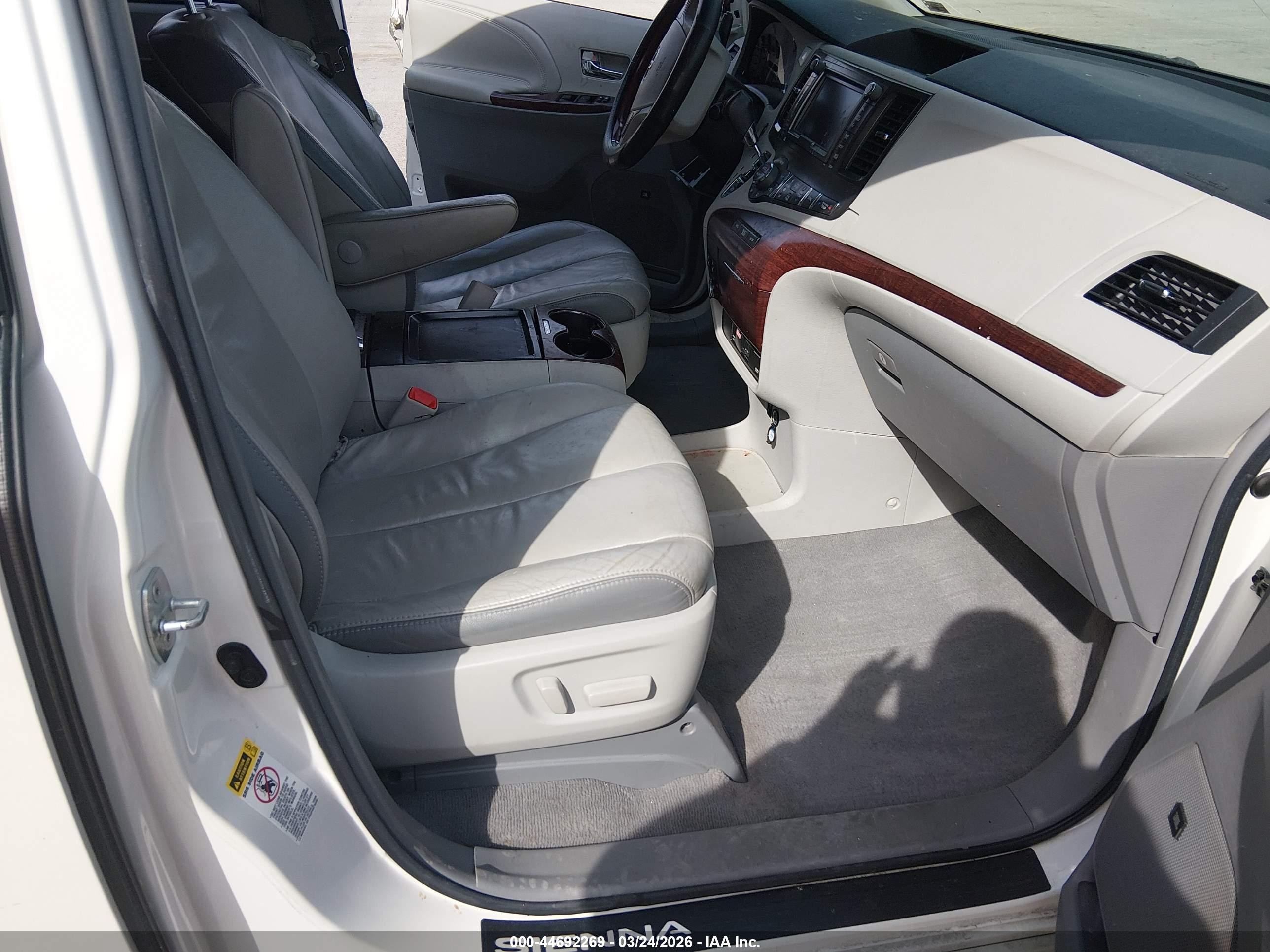 2011 Toyota Sienna Limited V6 White vin: 5TDYK3DC3BS097830