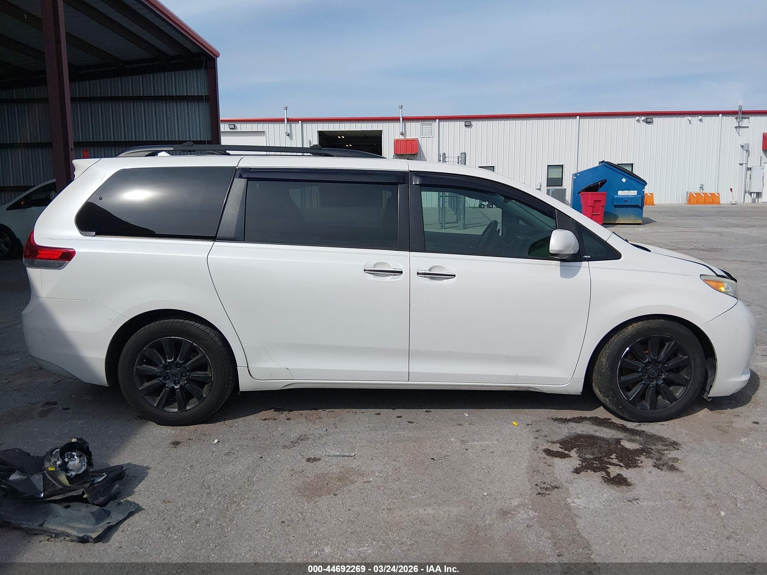 2011 Toyota Sienna Limited V6 White vin: 5TDYK3DC3BS097830