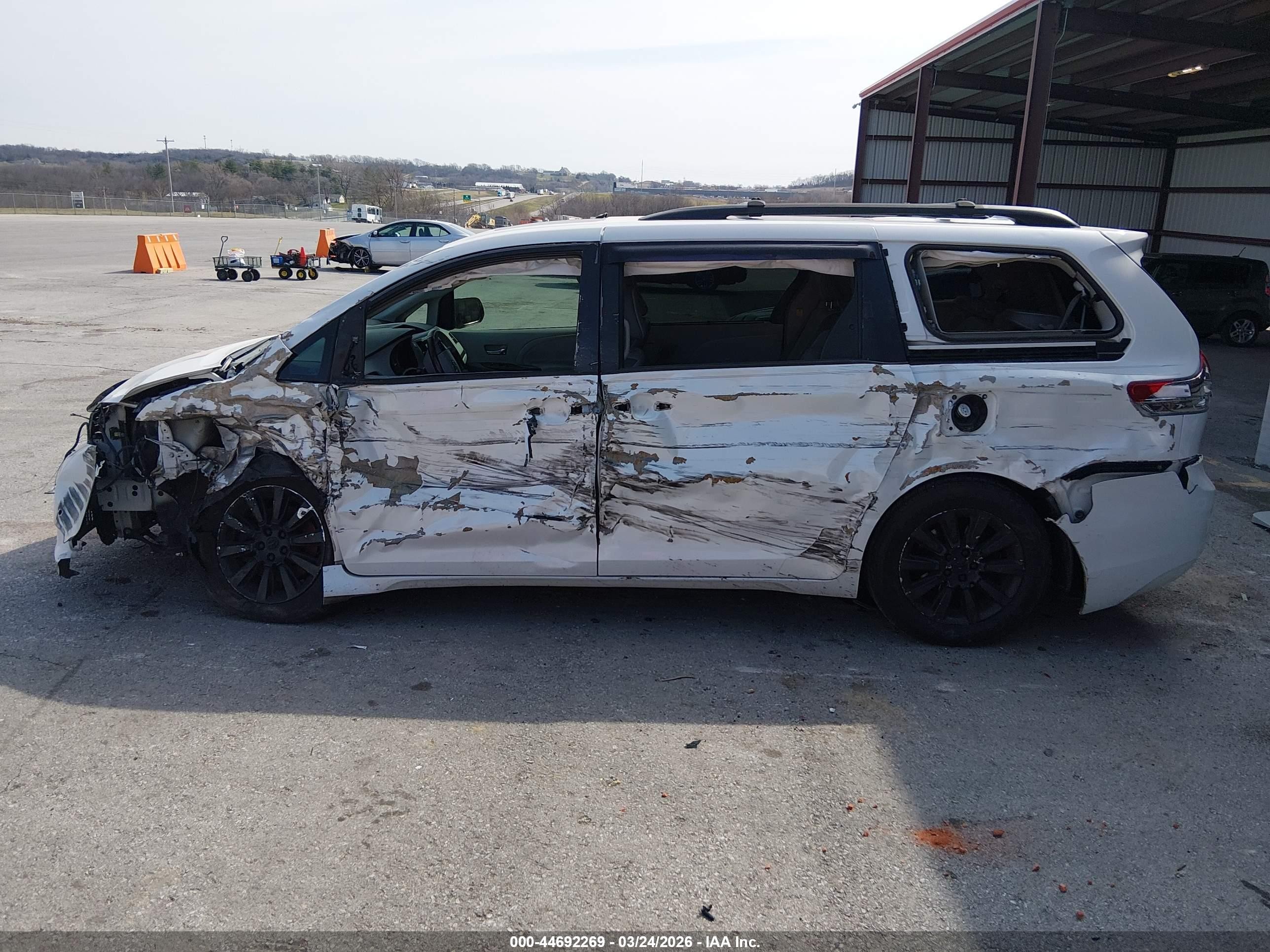 2011 Toyota Sienna Limited V6 White vin: 5TDYK3DC3BS097830