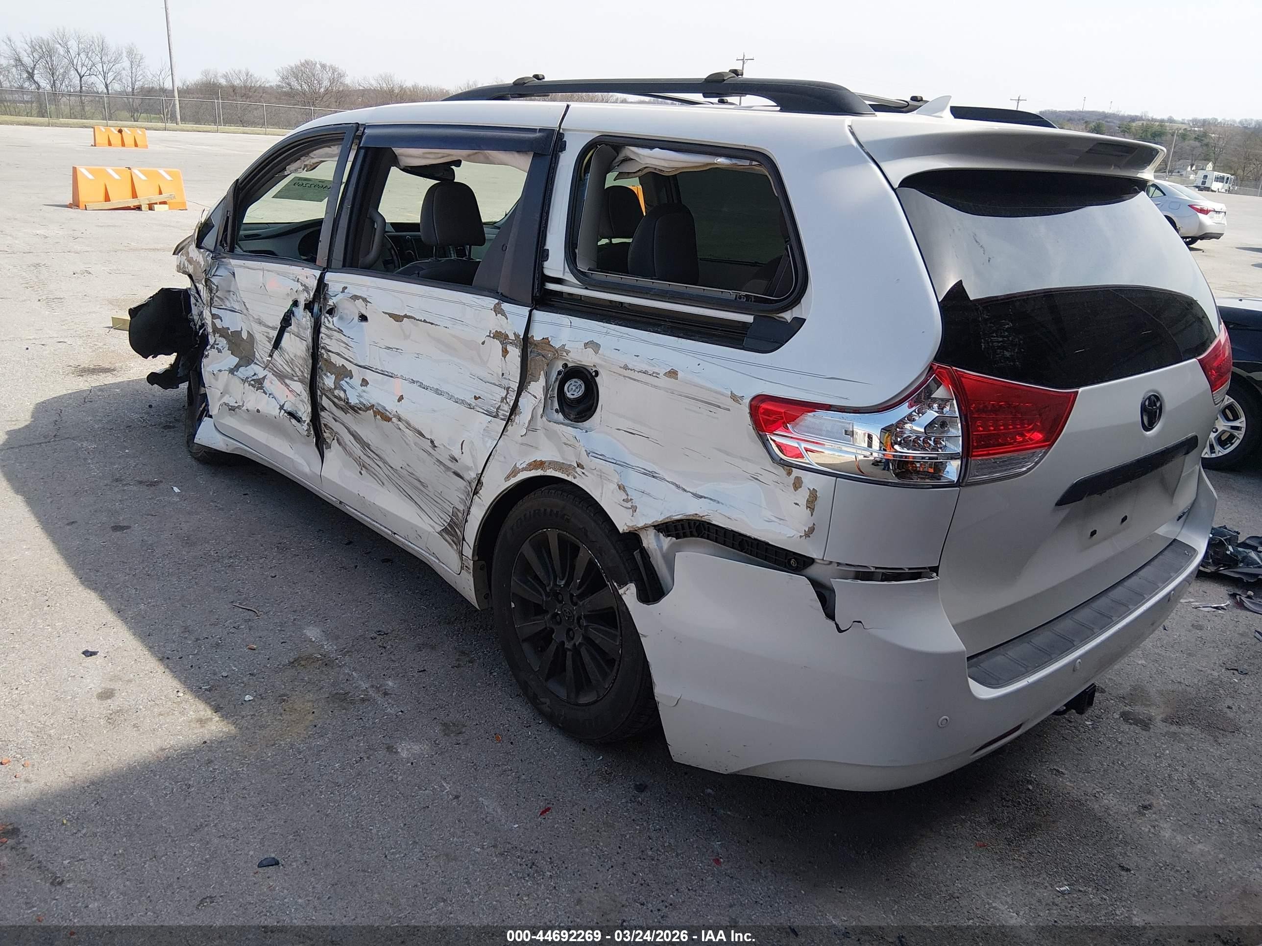 2011 Toyota Sienna Limited V6 White vin: 5TDYK3DC3BS097830