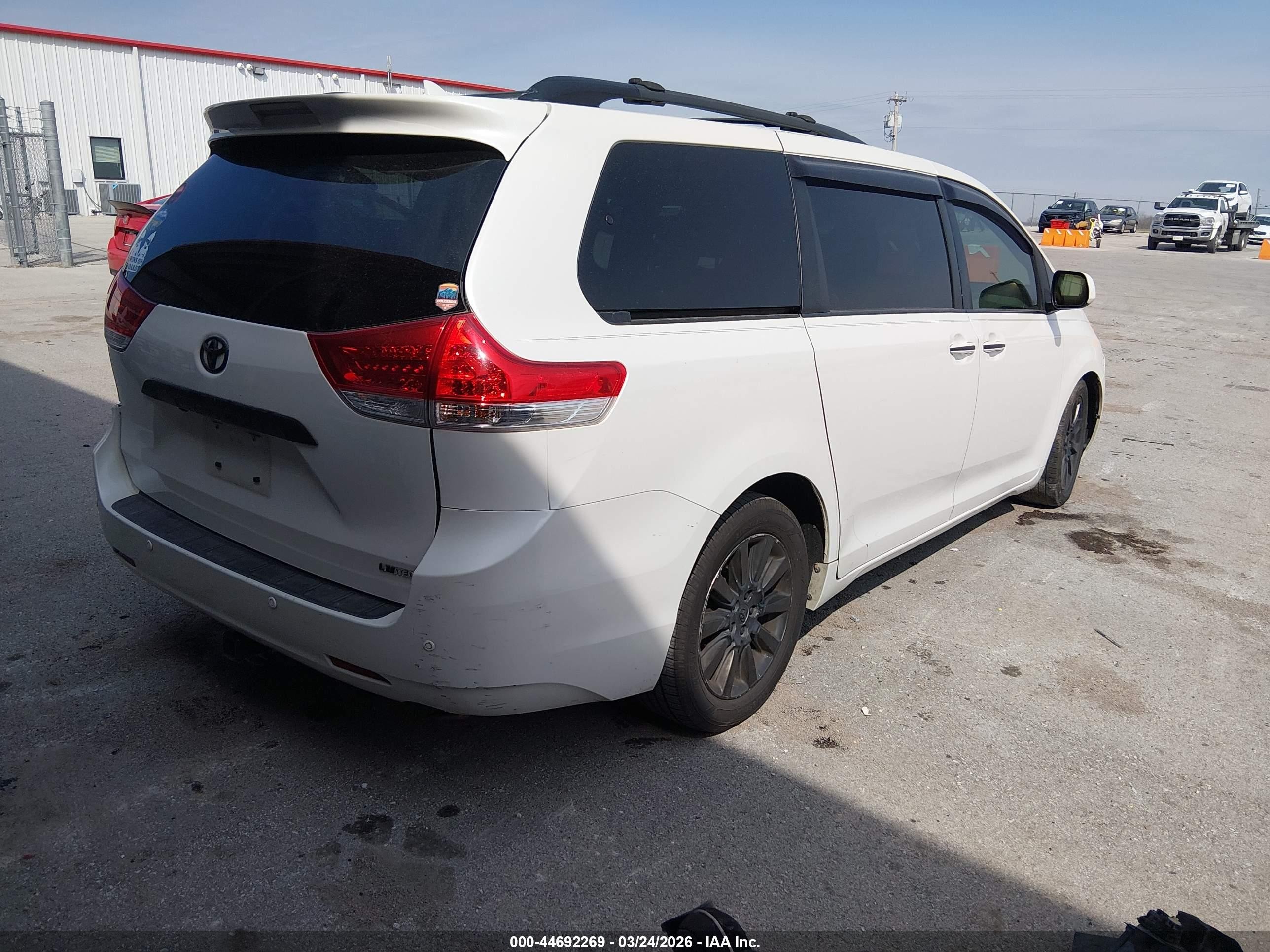 2011 Toyota Sienna Limited V6 White vin: 5TDYK3DC3BS097830