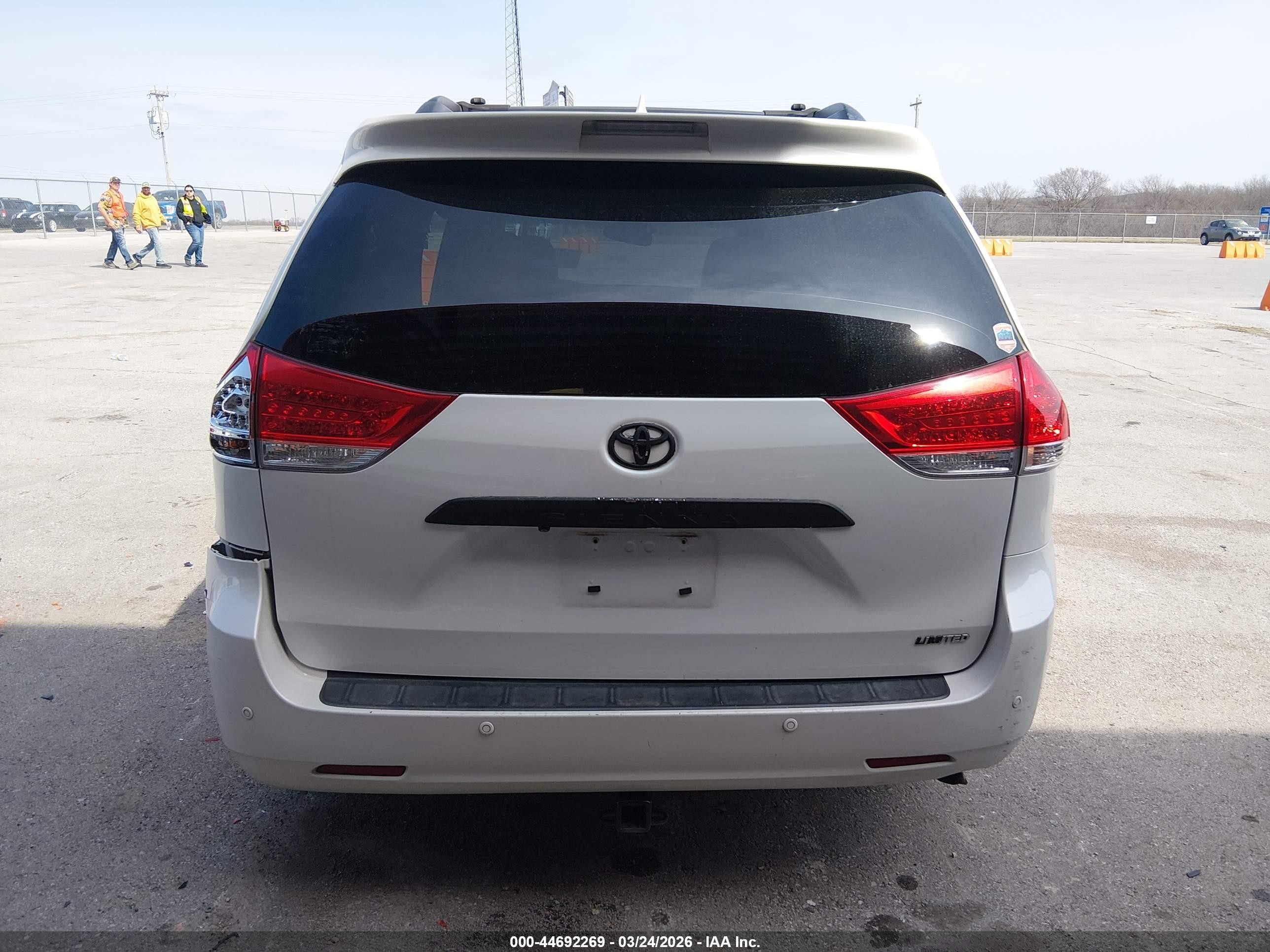 2011 Toyota Sienna Limited V6 White vin: 5TDYK3DC3BS097830