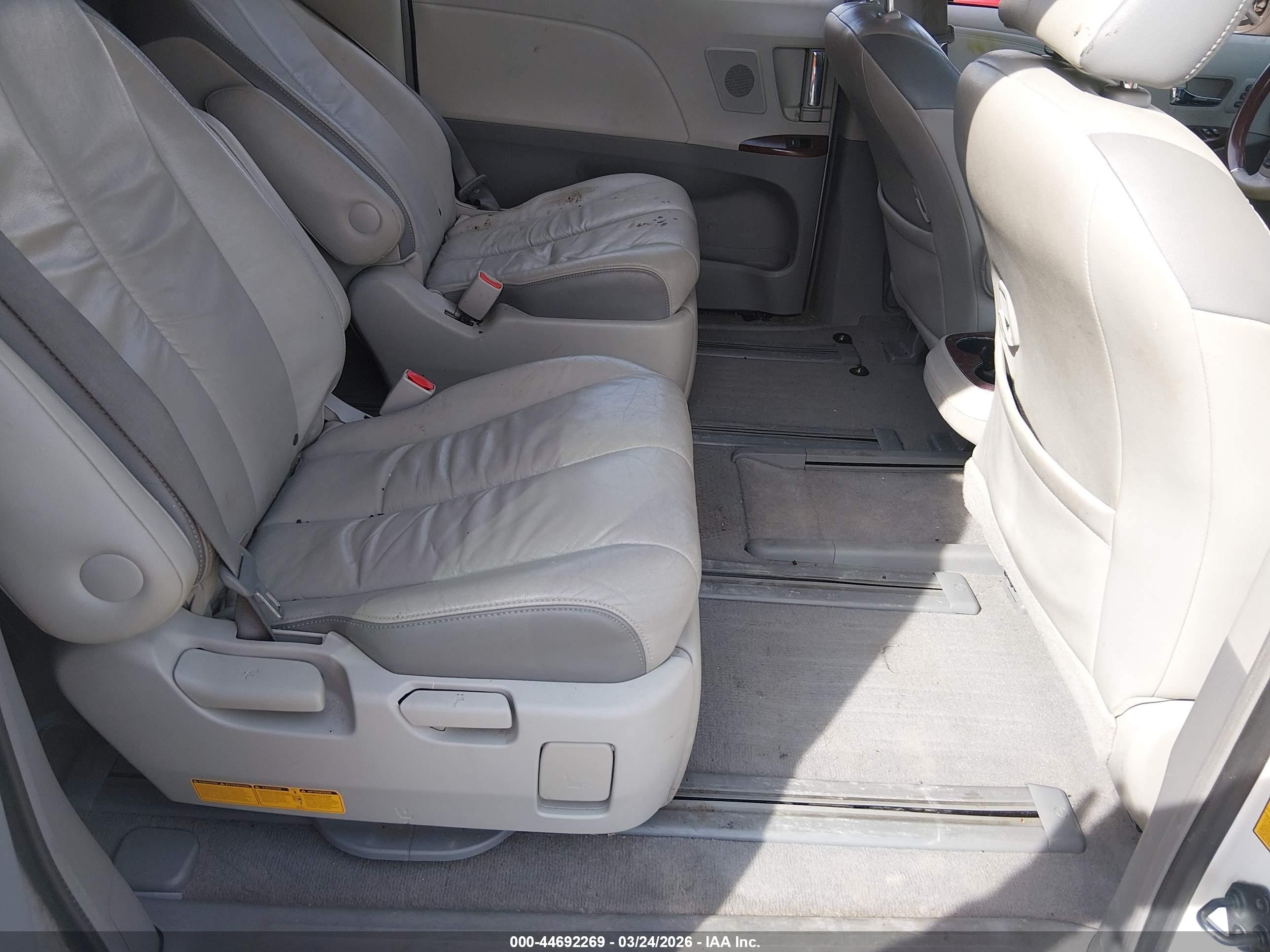 2011 Toyota Sienna Limited V6 White vin: 5TDYK3DC3BS097830
