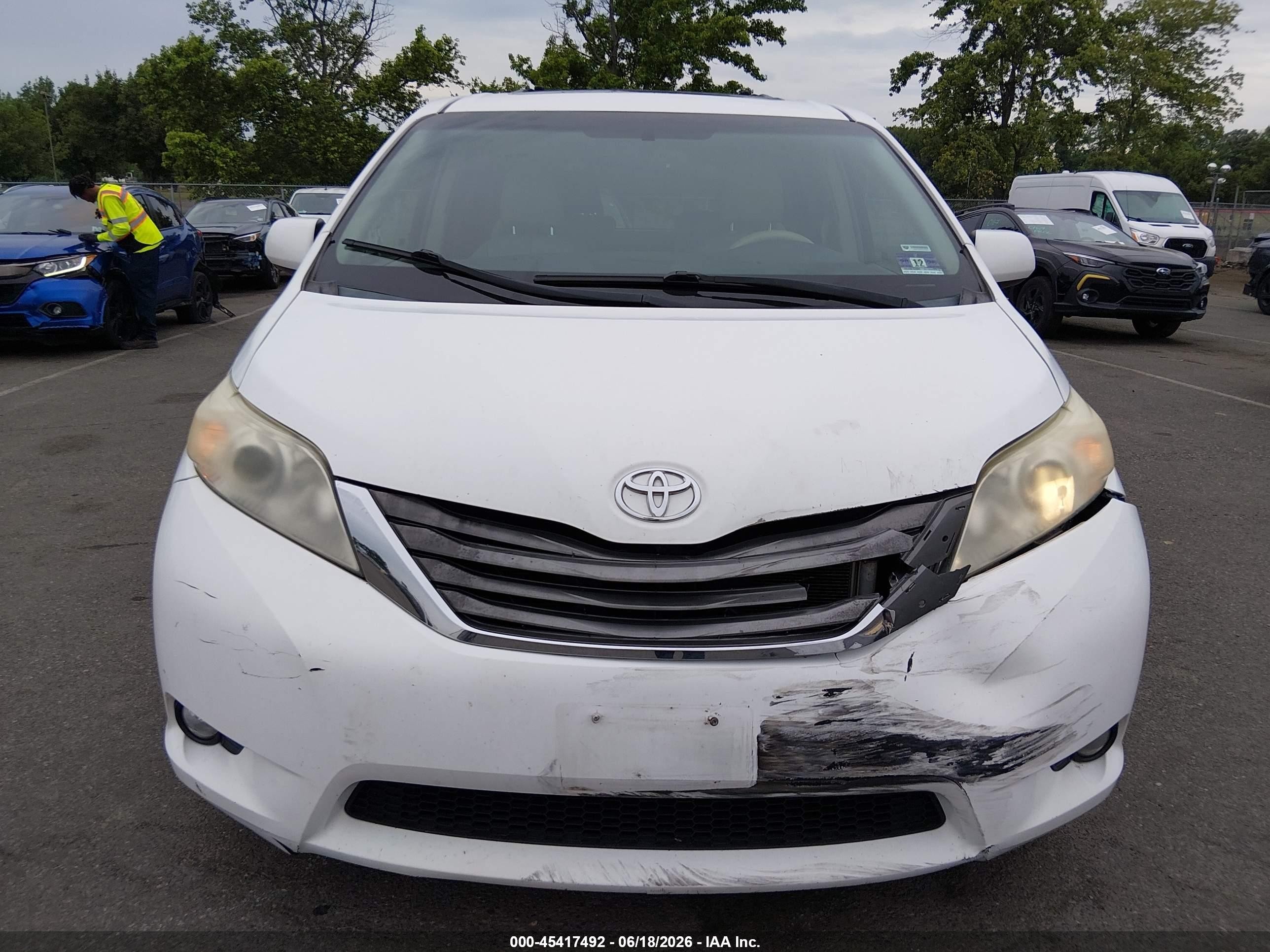 2011 Toyota Sienna Xle V6 White vin: 5TDYK3DC3BS103576