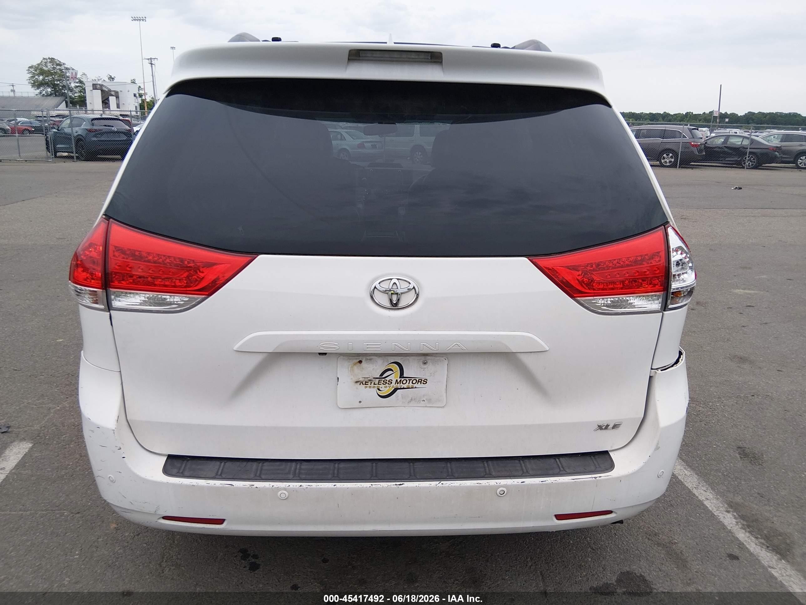 2011 Toyota Sienna Xle V6 White vin: 5TDYK3DC3BS103576