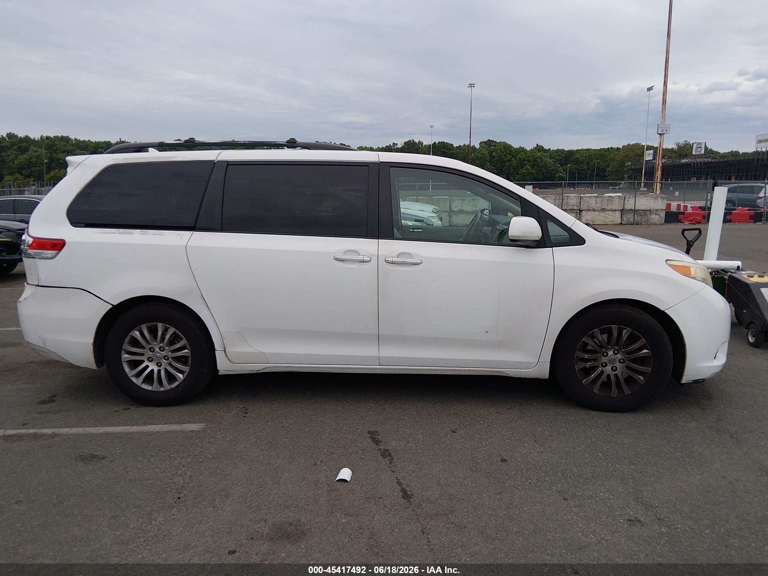 2011 Toyota Sienna Xle V6 White vin: 5TDYK3DC3BS103576