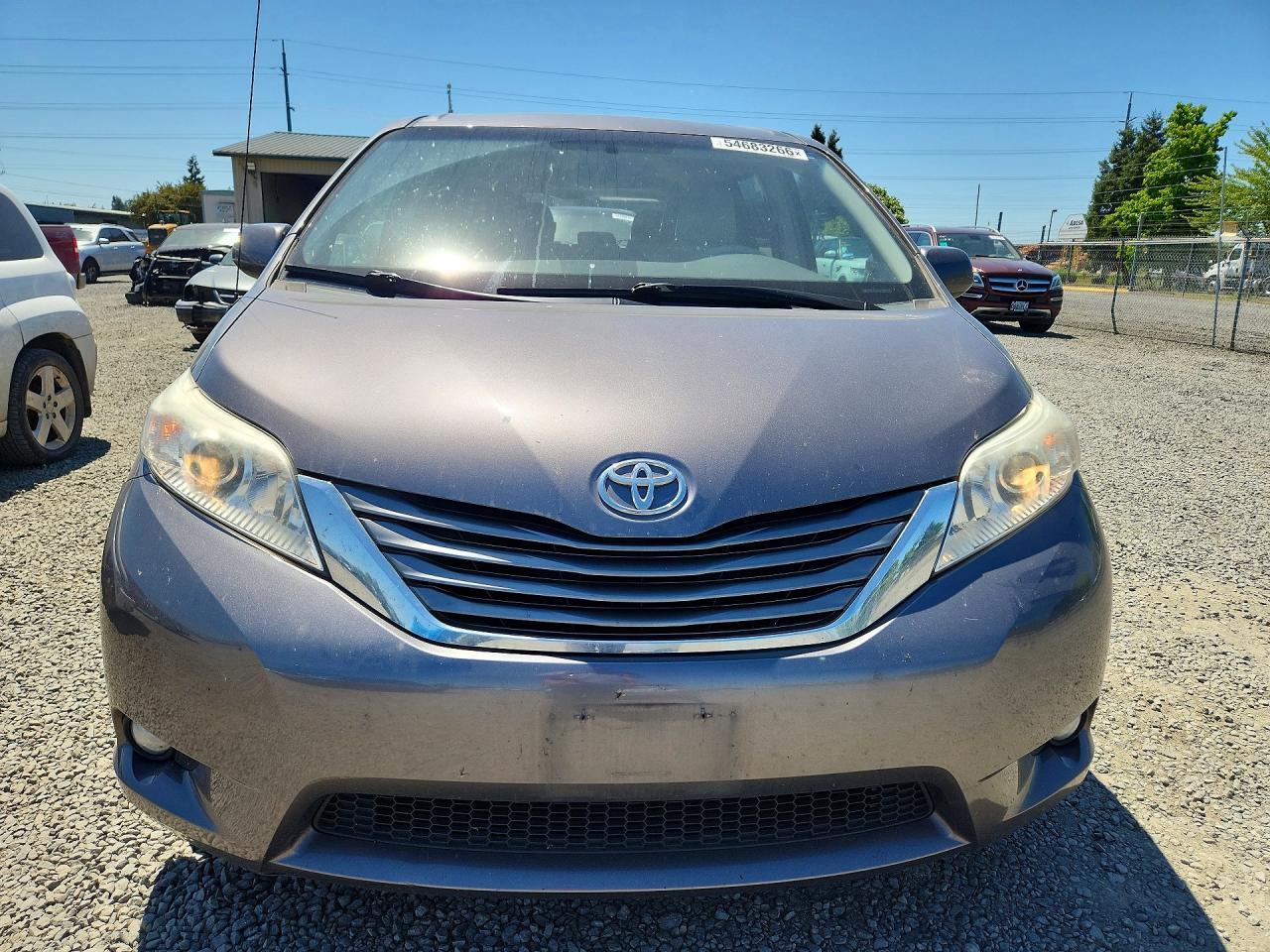 2011 Toyt Sienna Gray vin: 5TDYK3DC3BS105280