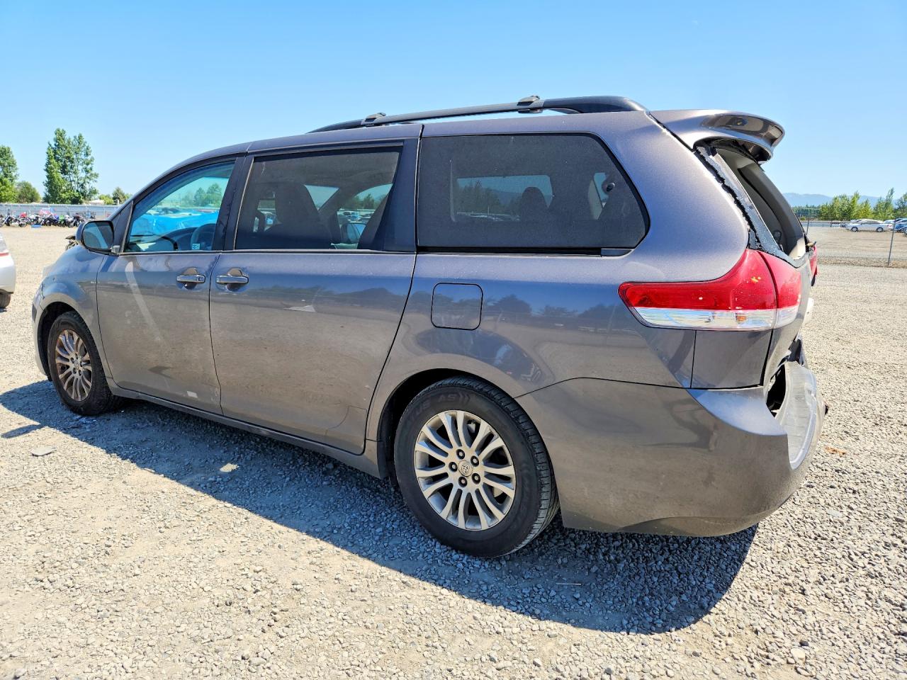 2011 Toyt Sienna Gray vin: 5TDYK3DC3BS105280