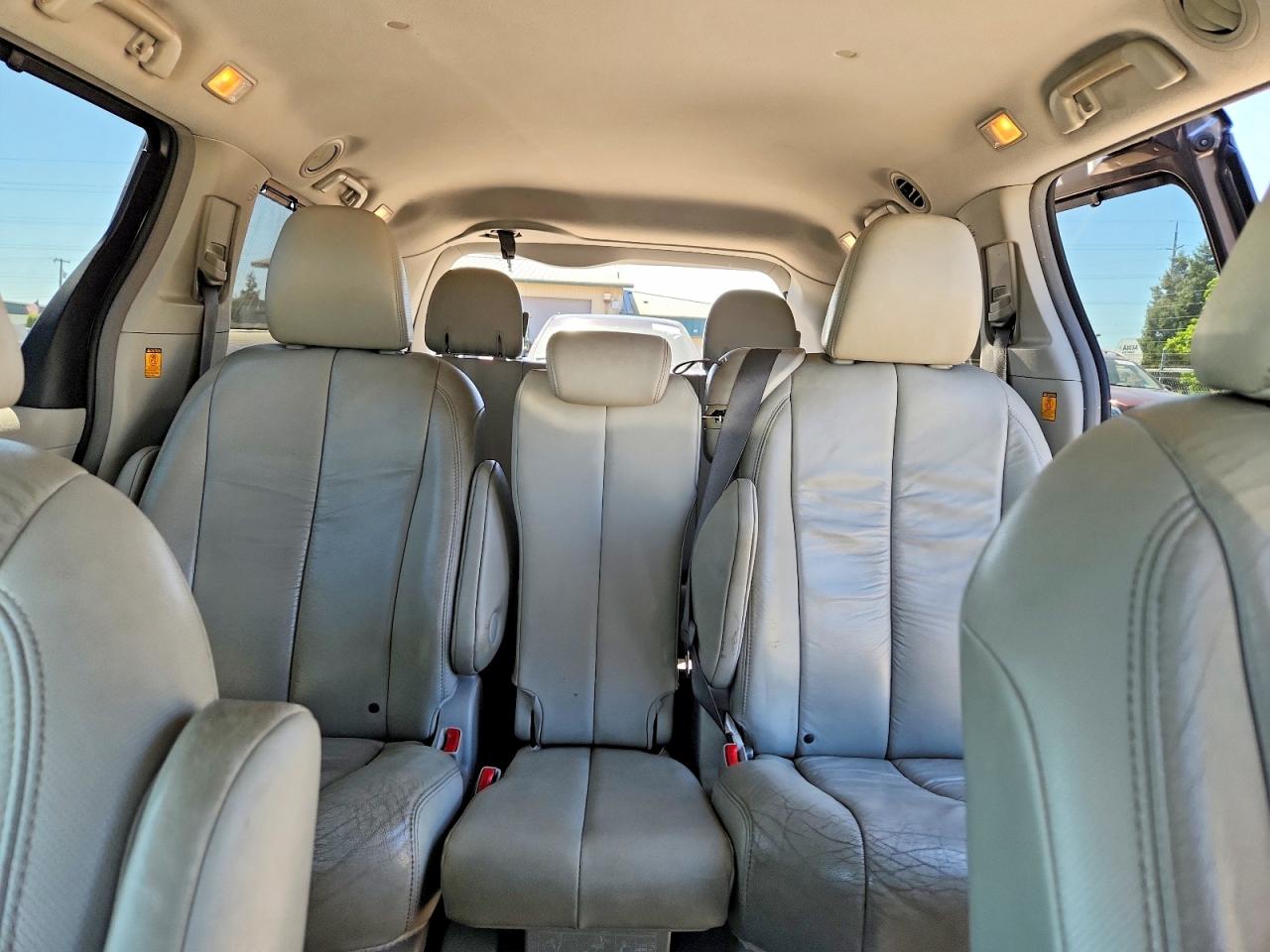 2011 Toyt Sienna Gray vin: 5TDYK3DC3BS105280