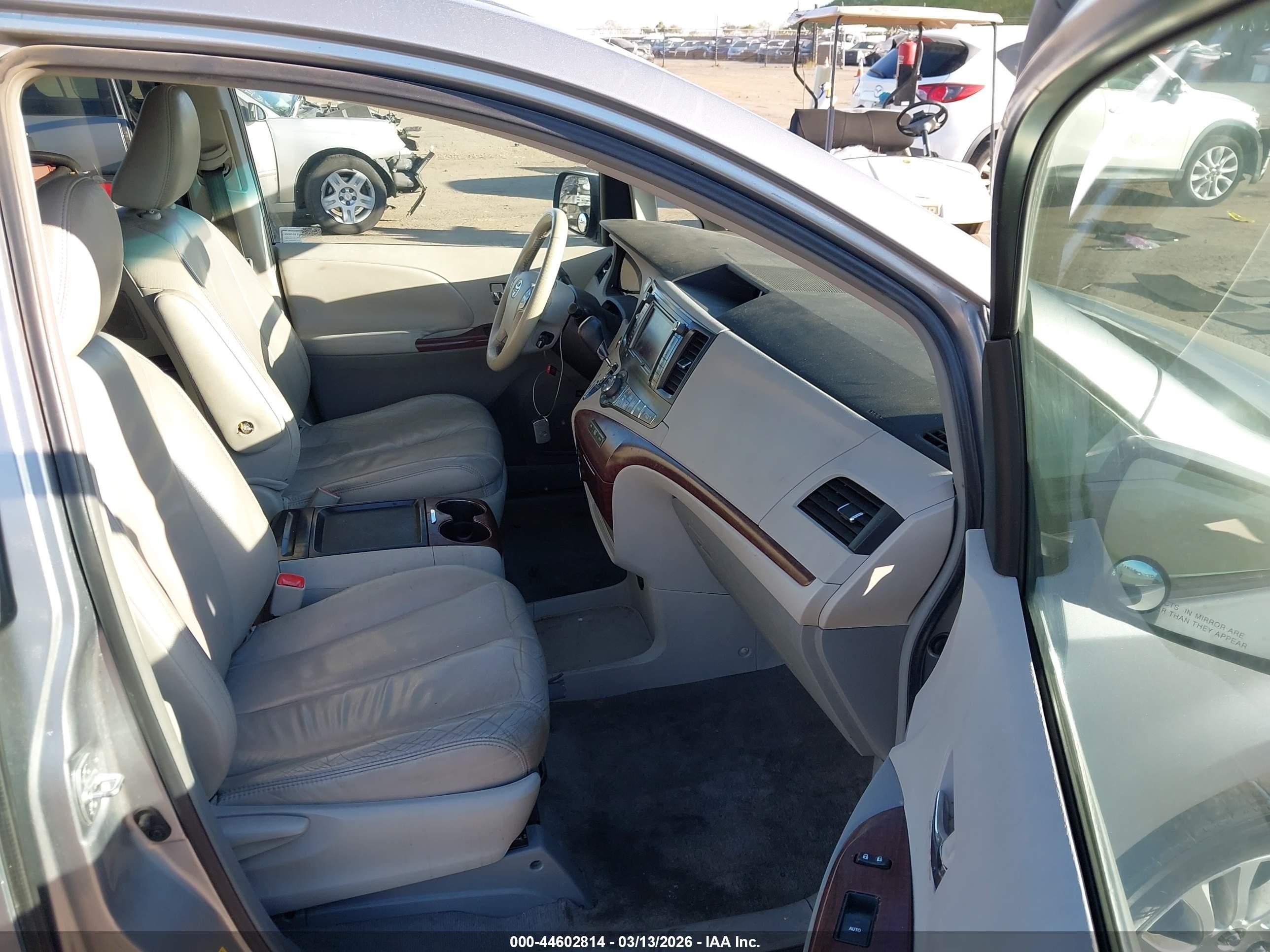 2011 Toyota Sienna Xle V6 Серебряный vin: 5TDYK3DC3BS108552