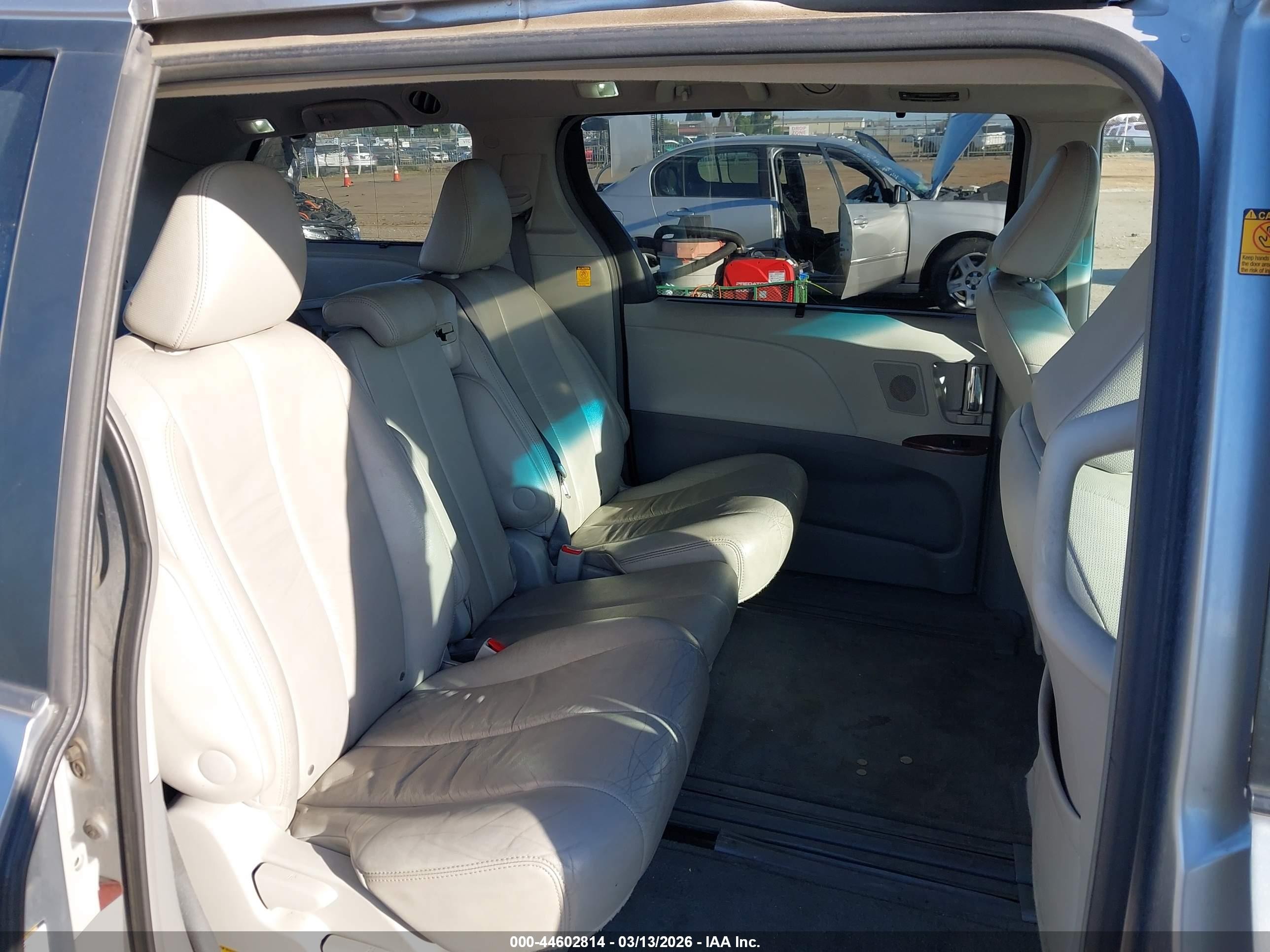 2011 Toyota Sienna Xle V6 Серебряный vin: 5TDYK3DC3BS108552