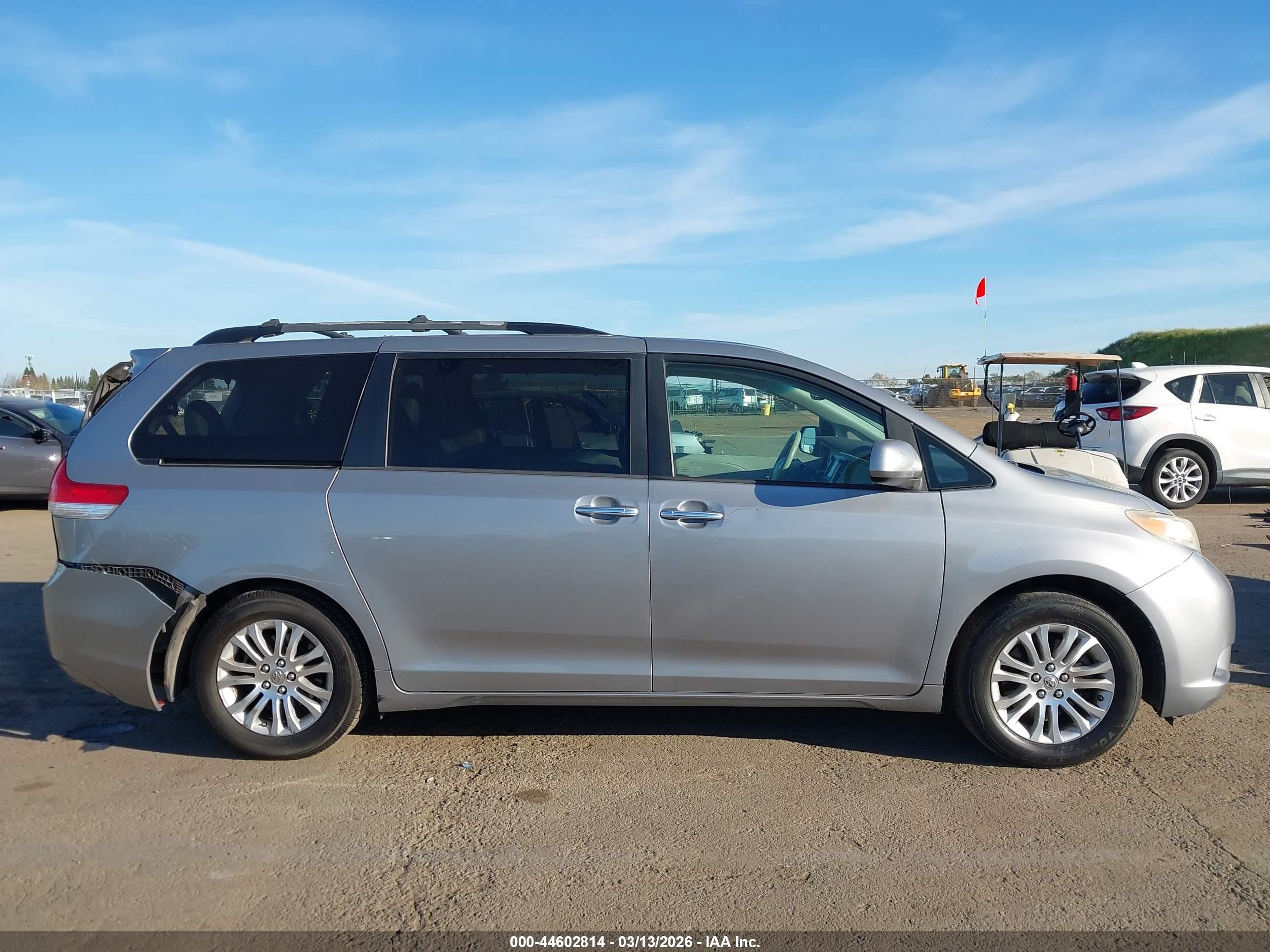 2011 Toyota Sienna Xle V6 Серебряный vin: 5TDYK3DC3BS108552