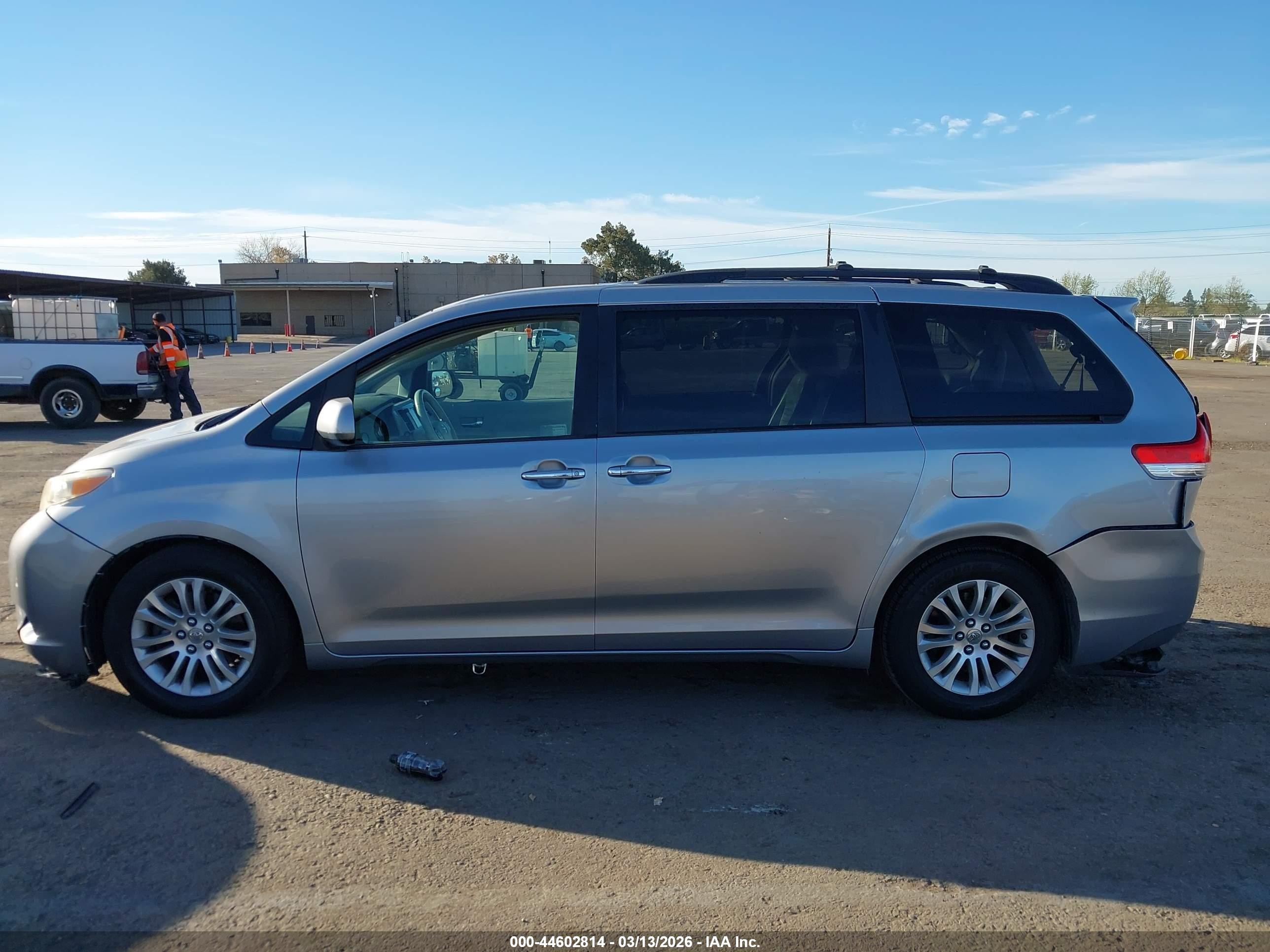 2011 Toyota Sienna Xle V6 Серебряный vin: 5TDYK3DC3BS108552