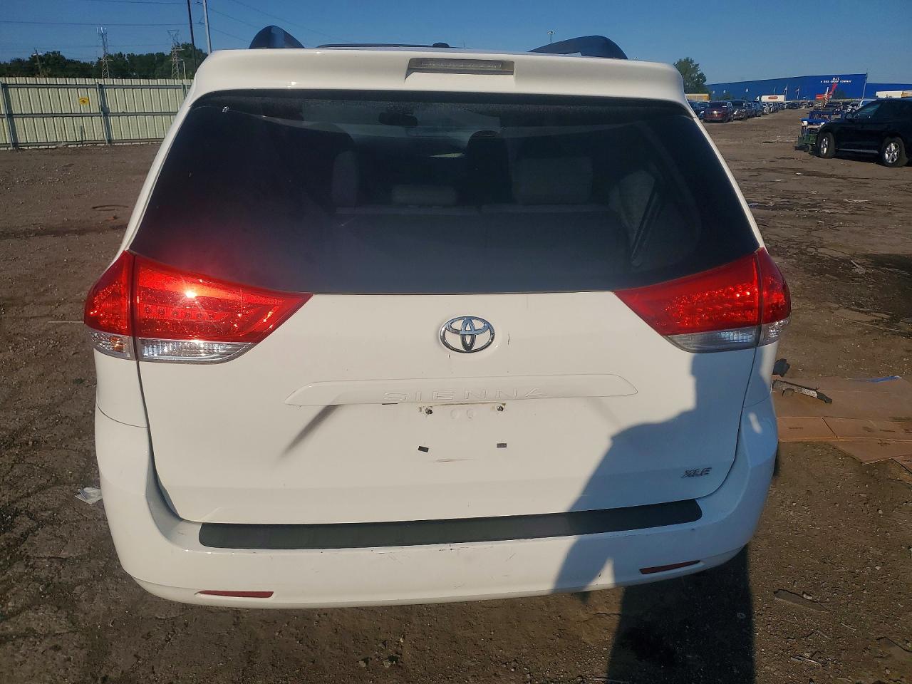 2011 Toyota Sienna Xle 8-passenger Белый vin: 5TDYK3DC3BS114433
