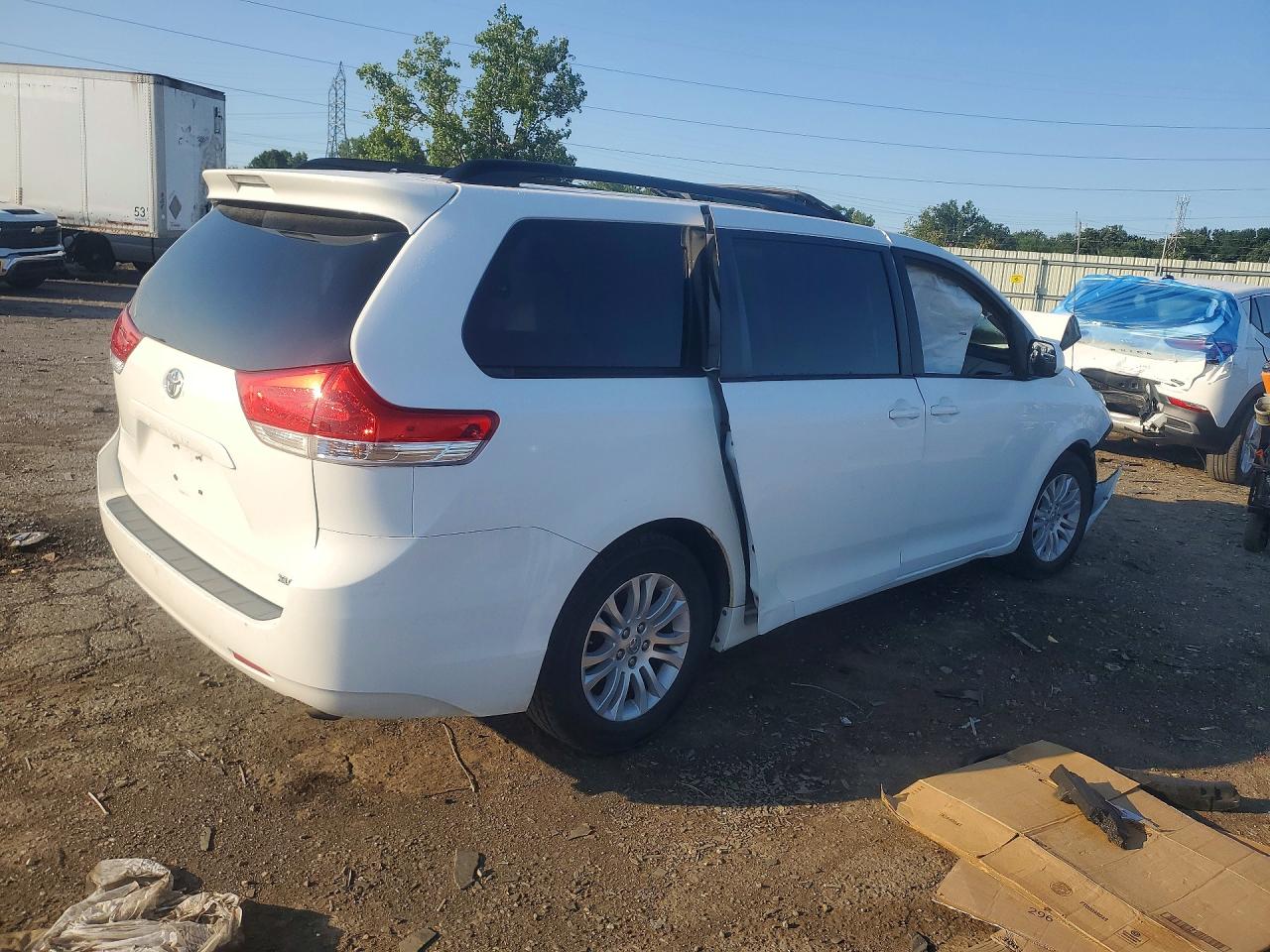 2011 Toyota Sienna Xle 8-passenger Белый vin: 5TDYK3DC3BS114433