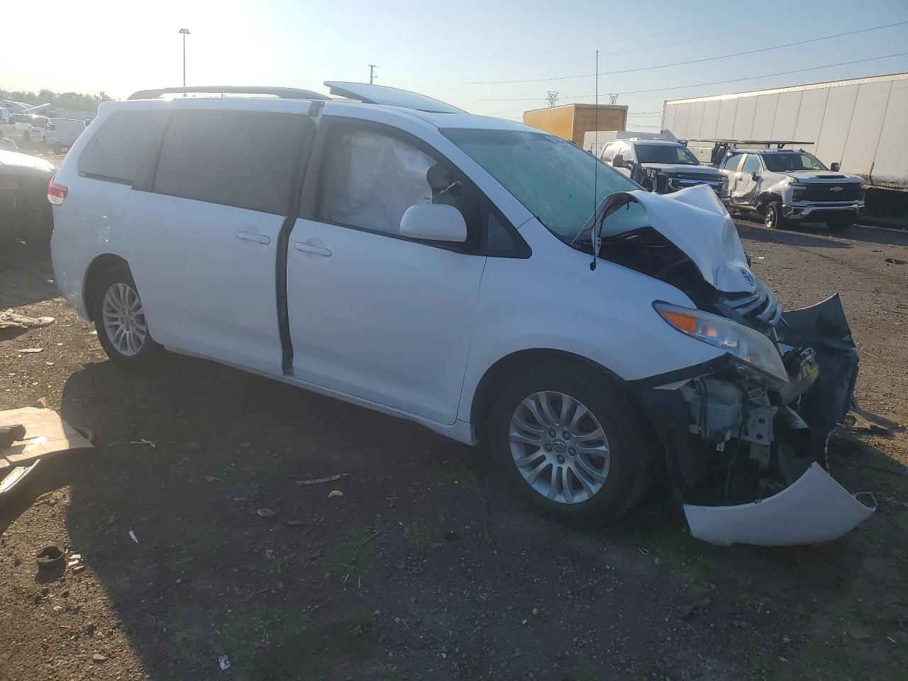 2011 Toyota Sienna Xle 8-passenger Белый vin: 5TDYK3DC3BS114433