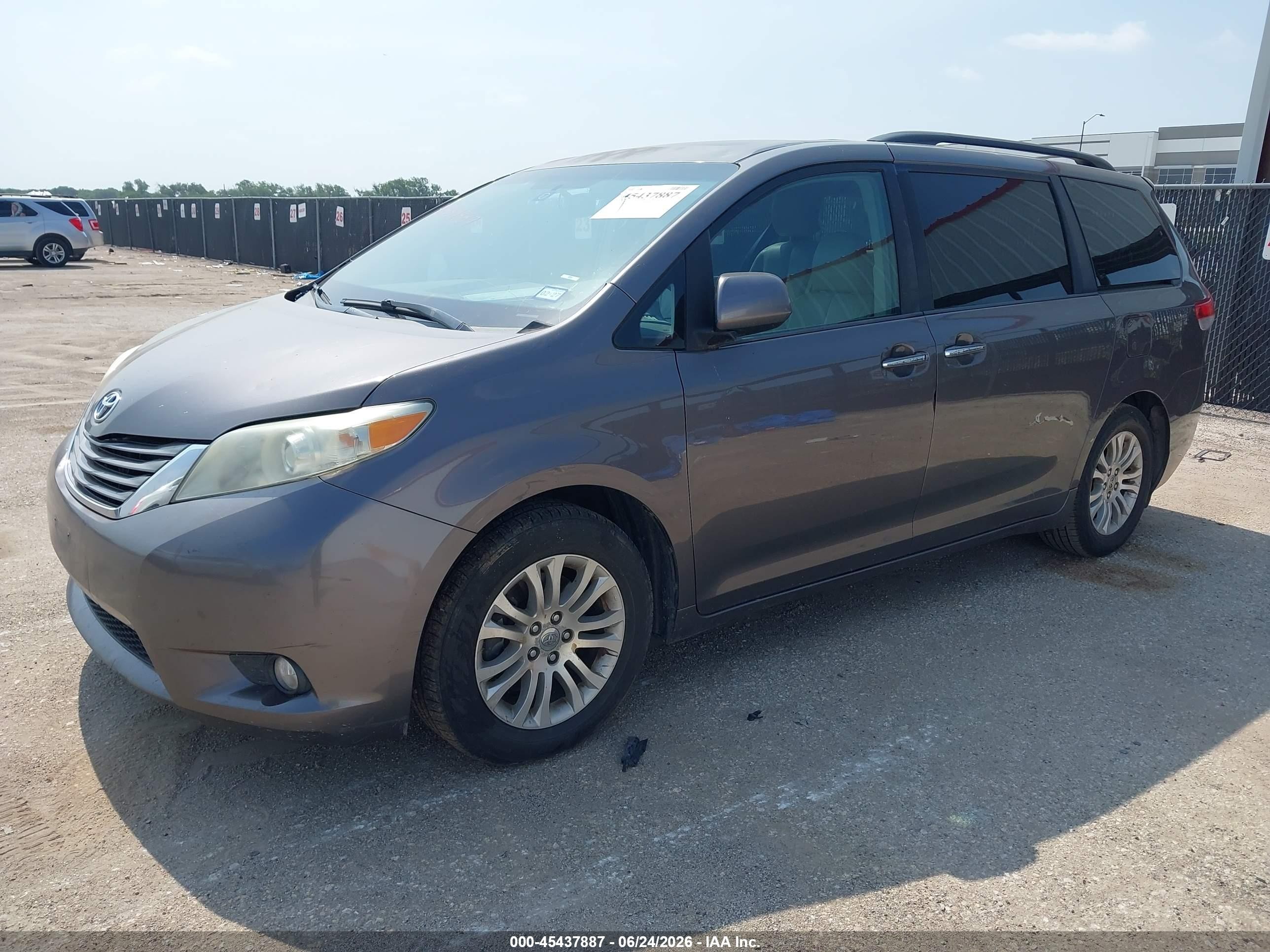 2011 Toyota Sienna Xle V6 Auto Access Seat Gray vin: 5TDYK3DC3BS131071