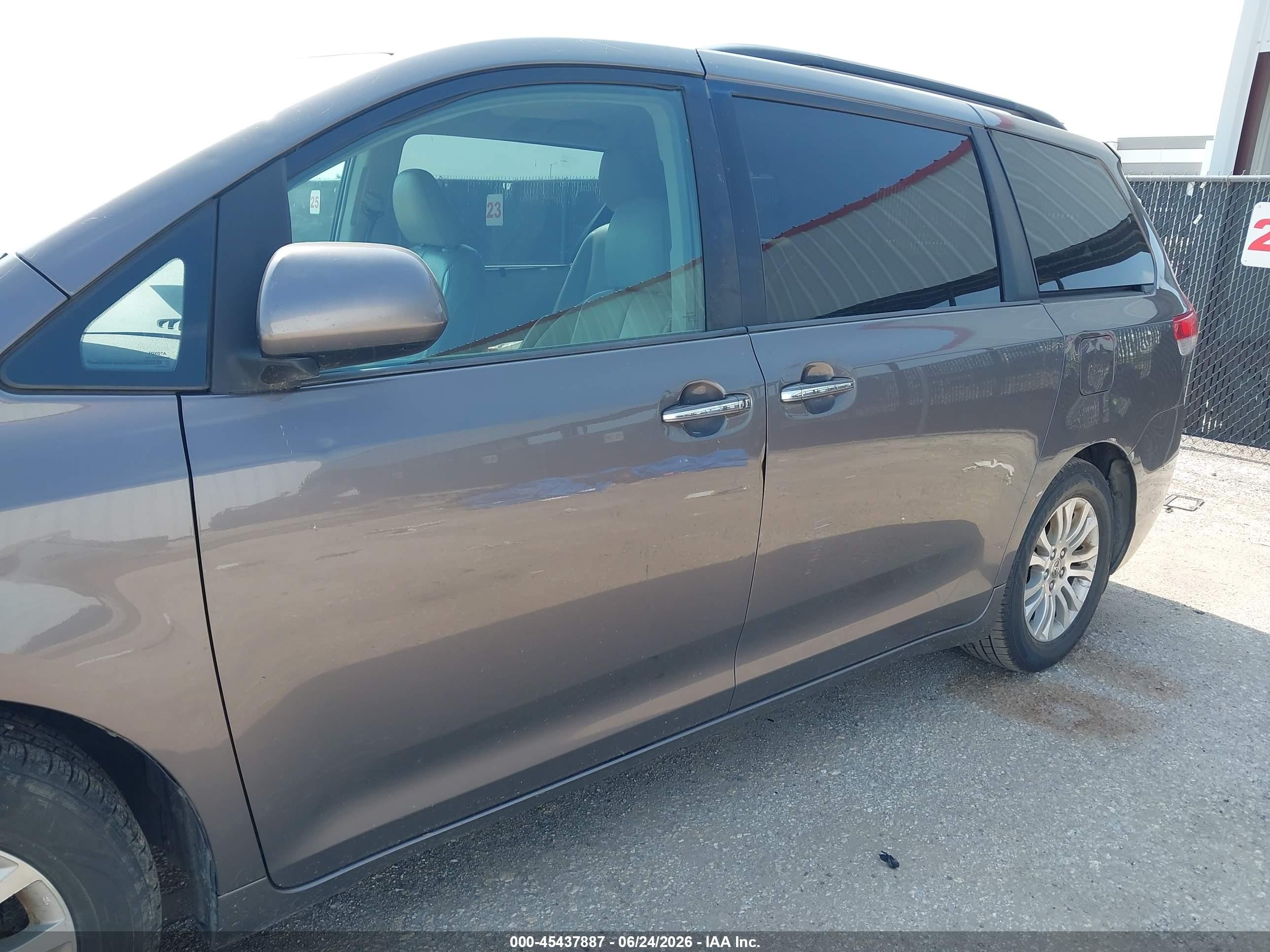 2011 Toyota Sienna Xle V6 Auto Access Seat Gray vin: 5TDYK3DC3BS131071