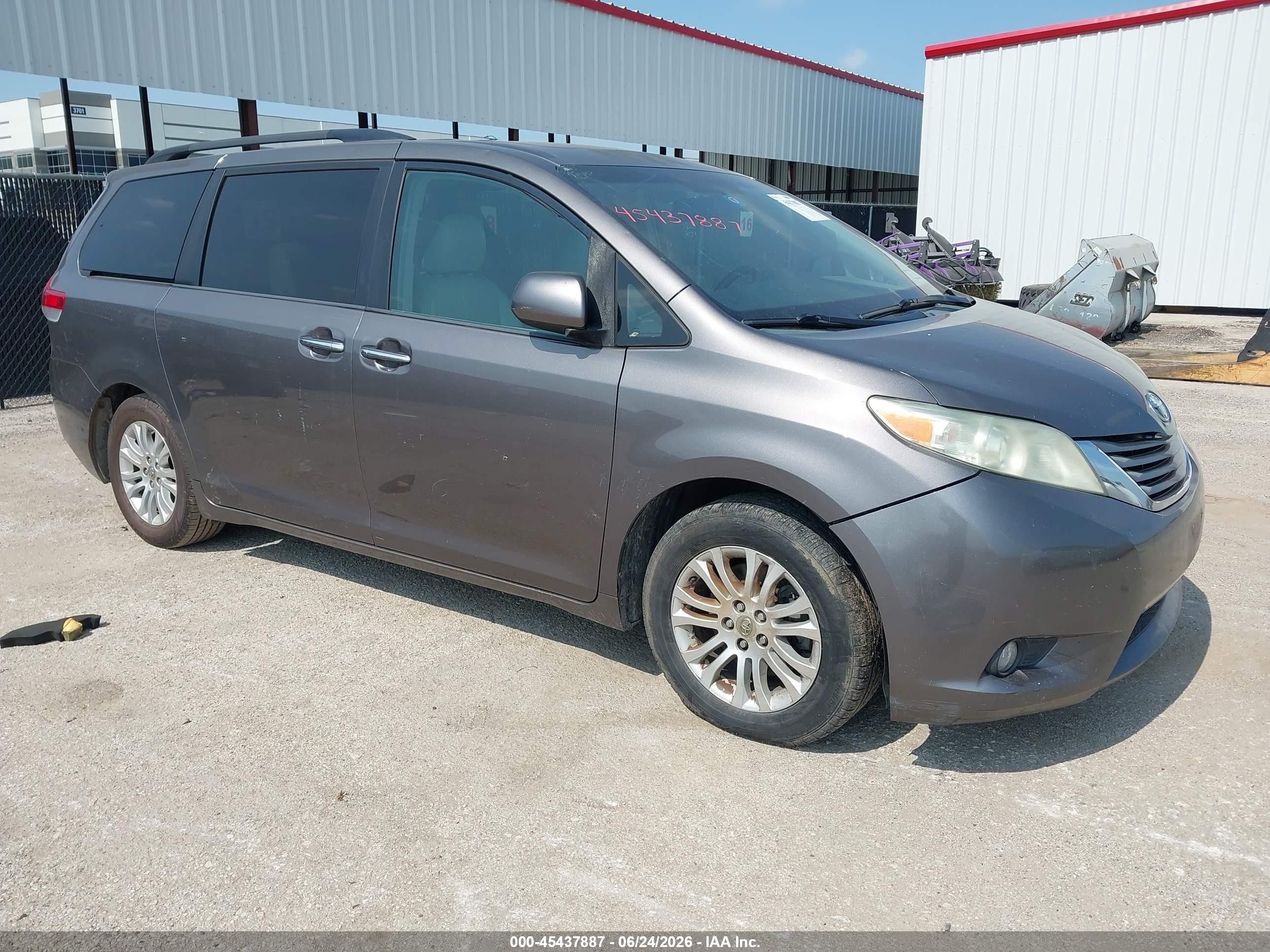 2011 Toyota Sienna Xle V6 Auto Access Seat Gray vin: 5TDYK3DC3BS131071
