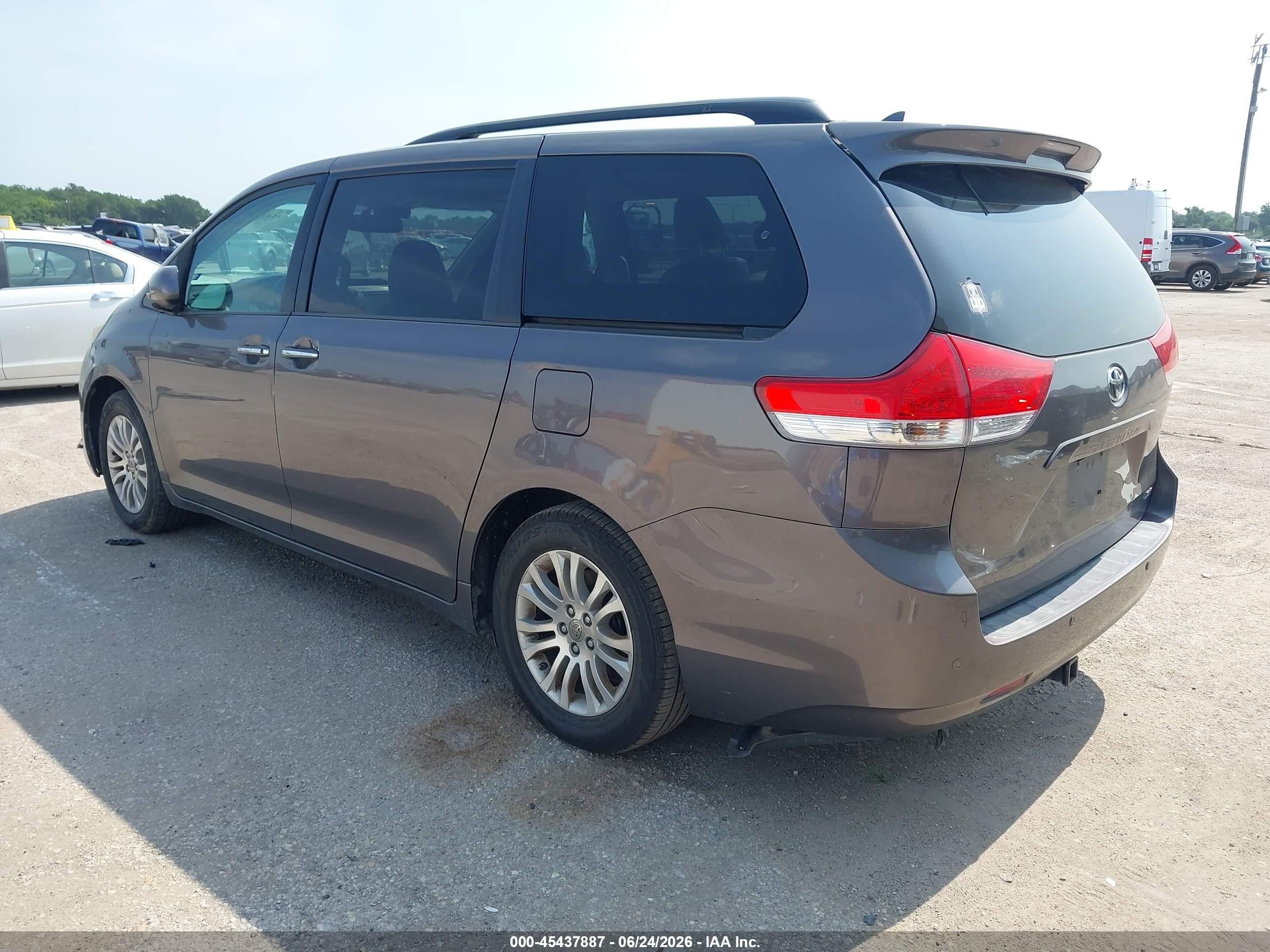 2011 Toyota Sienna Xle V6 Auto Access Seat Gray vin: 5TDYK3DC3BS131071