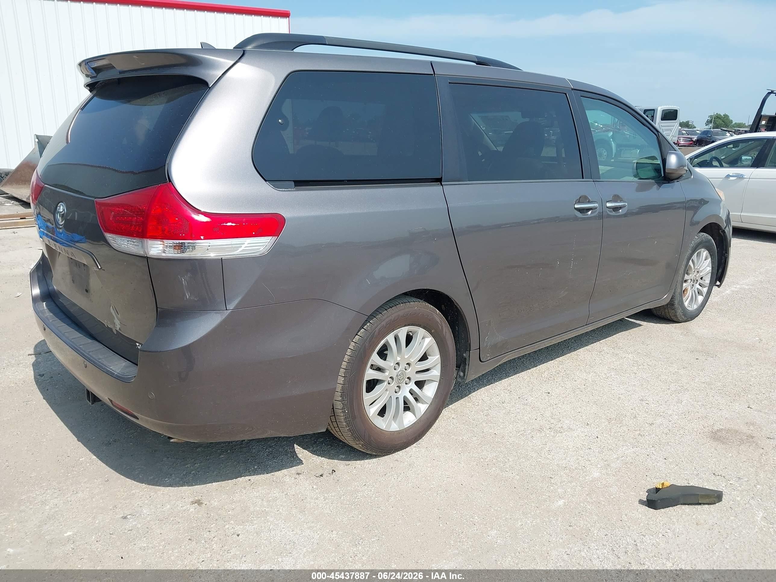 2011 Toyota Sienna Xle V6 Auto Access Seat Gray vin: 5TDYK3DC3BS131071