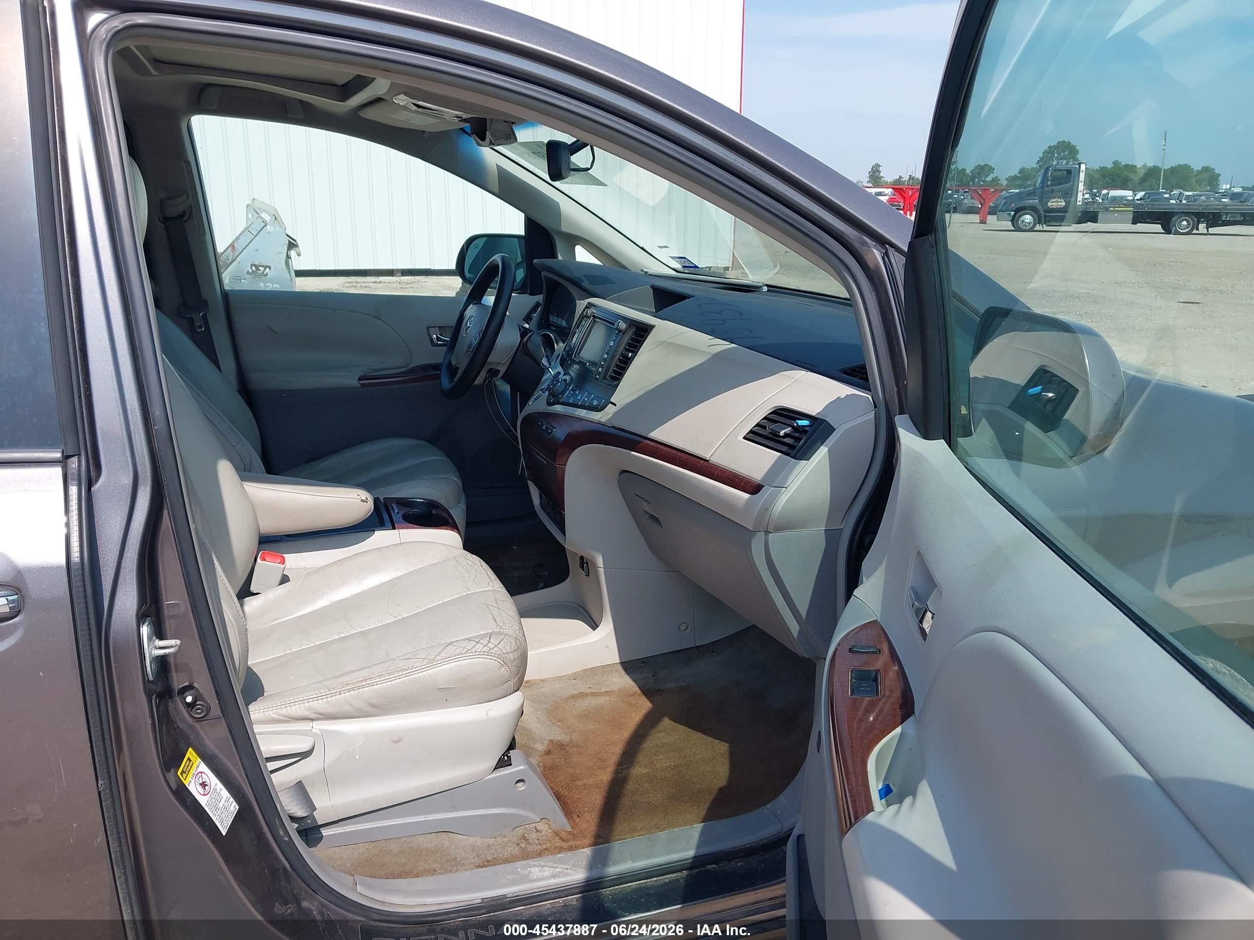 2011 Toyota Sienna Xle V6 Auto Access Seat Gray vin: 5TDYK3DC3BS131071