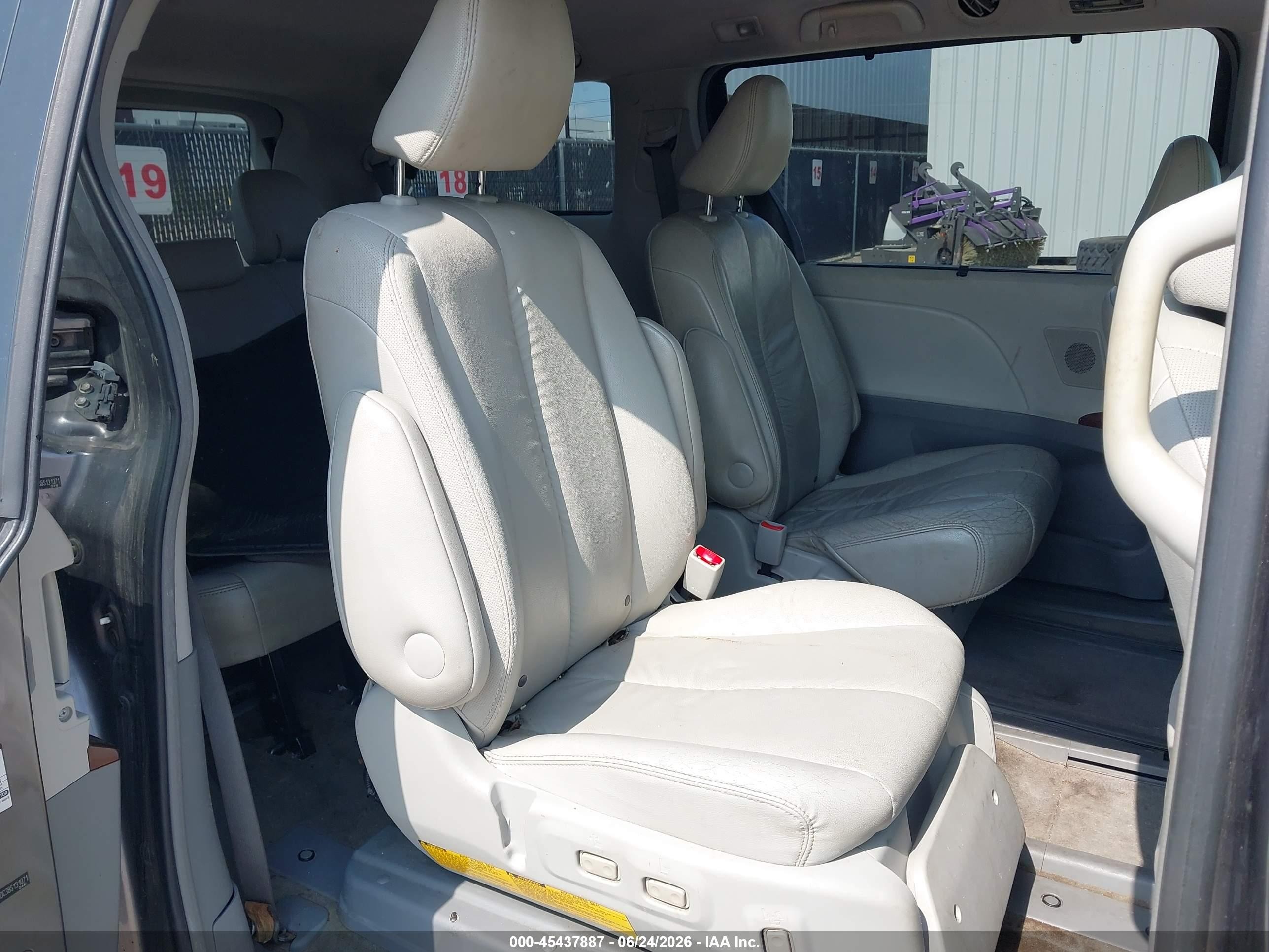 2011 Toyota Sienna Xle V6 Auto Access Seat Gray vin: 5TDYK3DC3BS131071