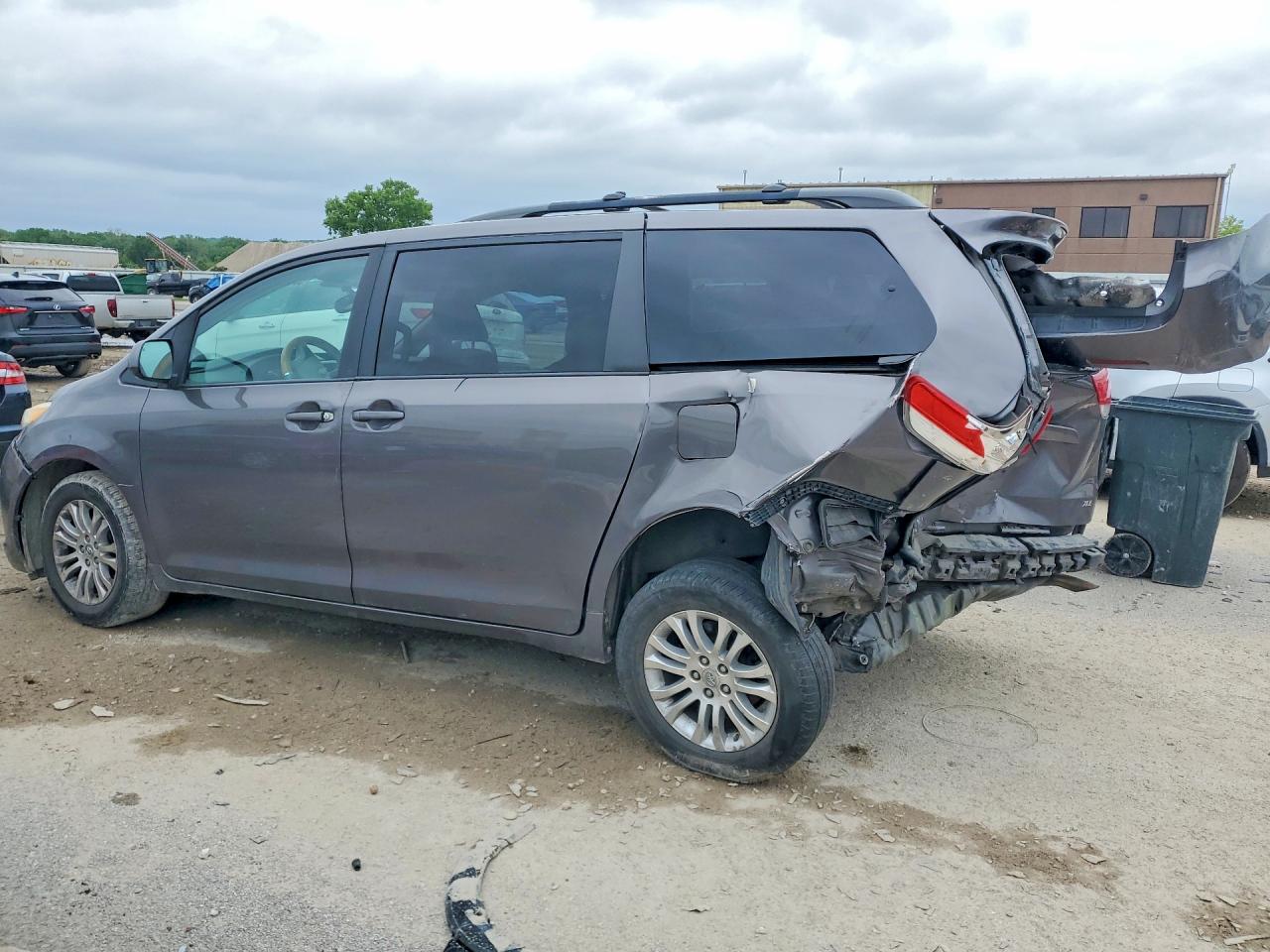 2011 Toyota Sienna Xle 8-passenger Gray vin: 5TDYK3DC3BS133306