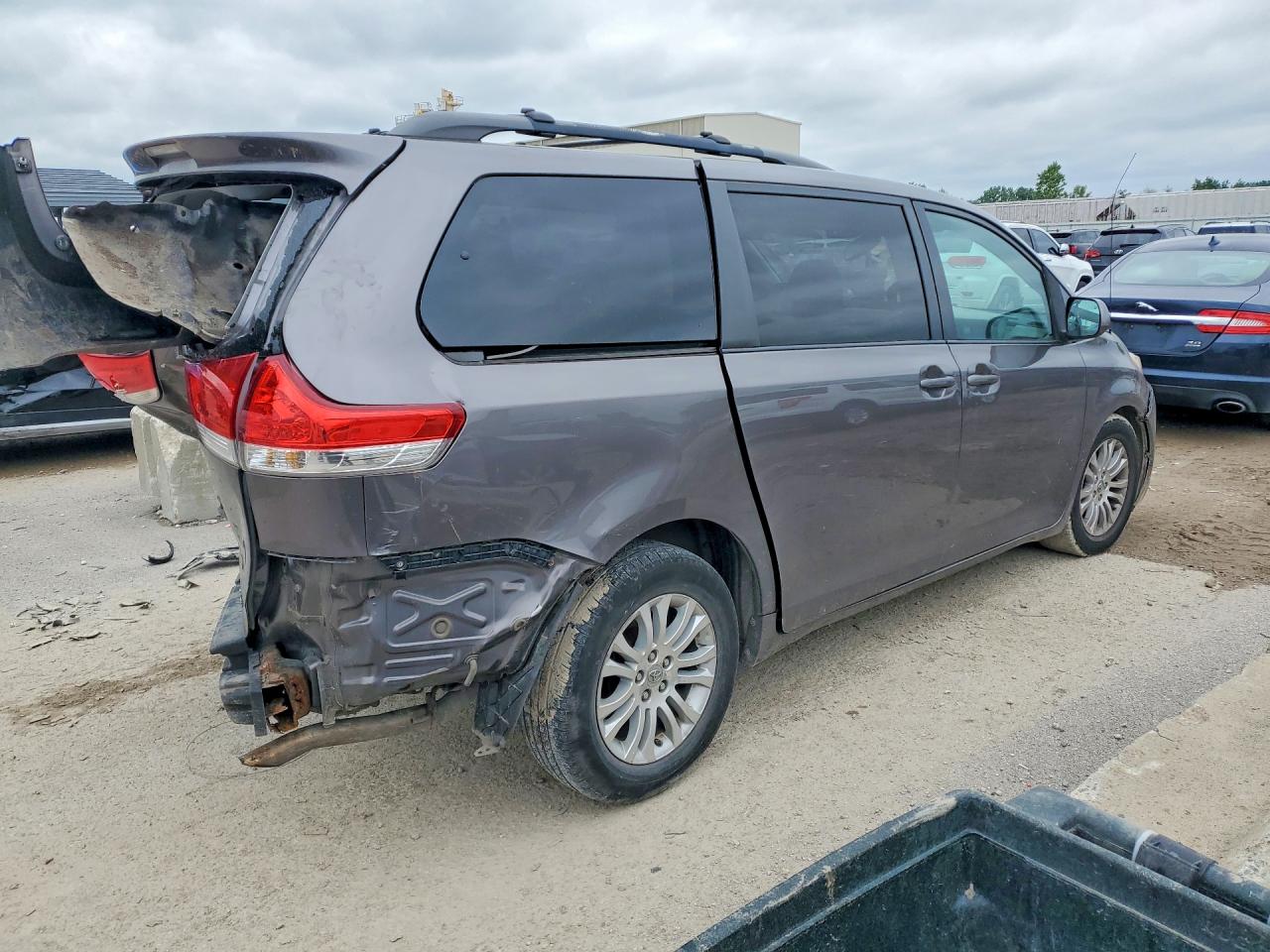 2011 Toyota Sienna Xle 8-passenger Gray vin: 5TDYK3DC3BS133306