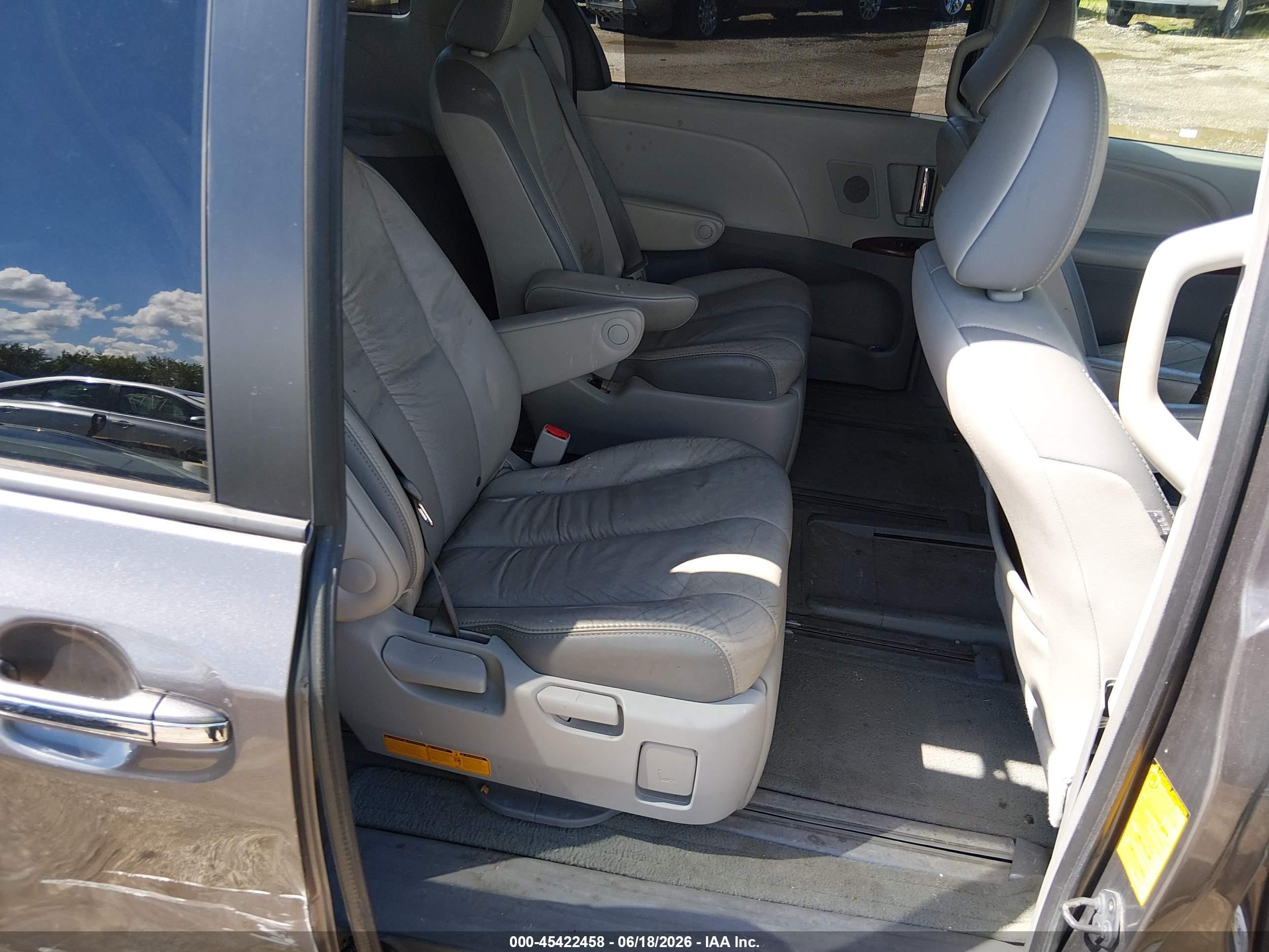 2011 Toyota Sienna Limited V6 Gray vin: 5TDYK3DC3BS149487