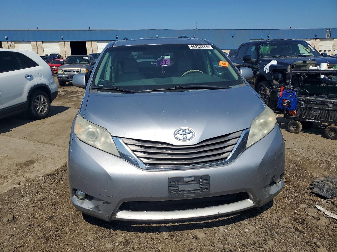 2011 Toyota Sienna Xle 8-passenger Серебряный vin: 5TDYK3DC3BS152082