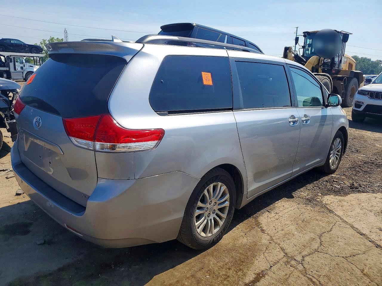 2011 Toyota Sienna Xle 8-passenger Серебряный vin: 5TDYK3DC3BS152082