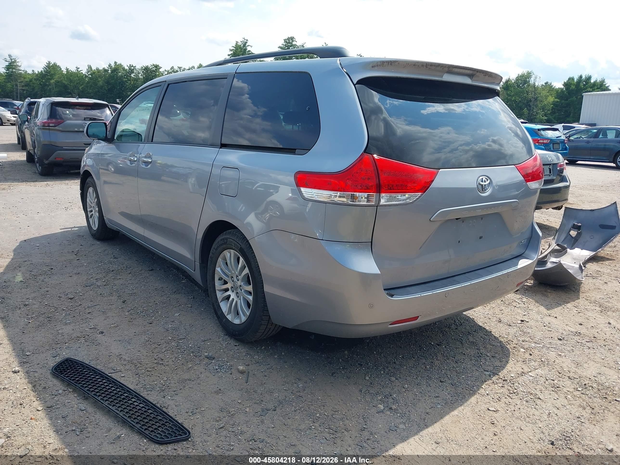 2011 Toyota Sienna Xle V6 Silver vin: 5TDYK3DC3BS167214