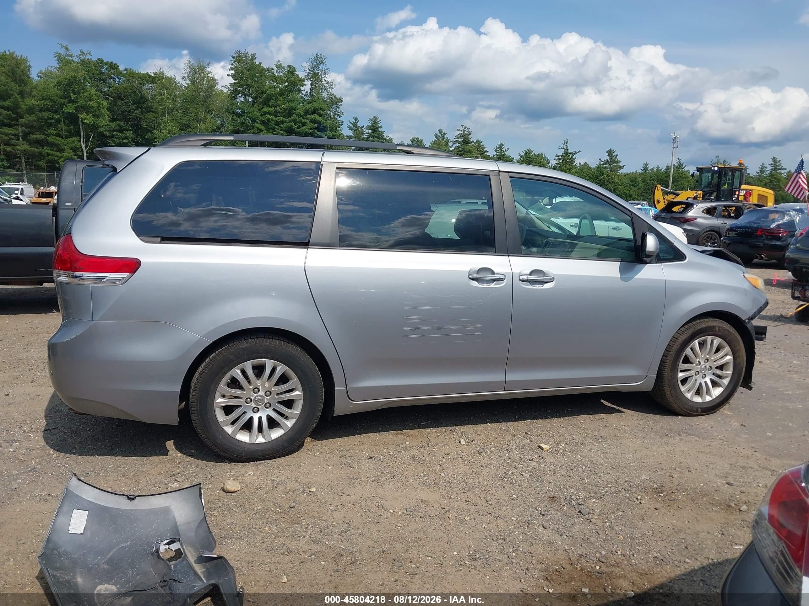 2011 Toyota Sienna Xle V6 Silver vin: 5TDYK3DC3BS167214