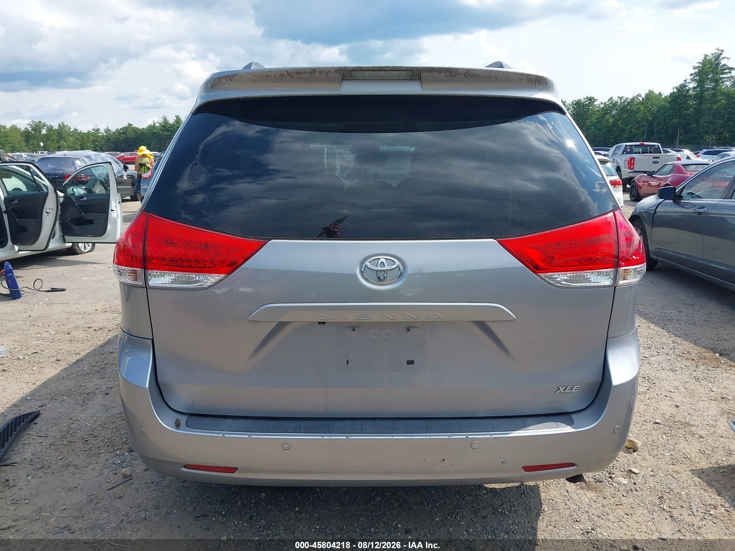 2011 Toyota Sienna Xle V6 Silver vin: 5TDYK3DC3BS167214