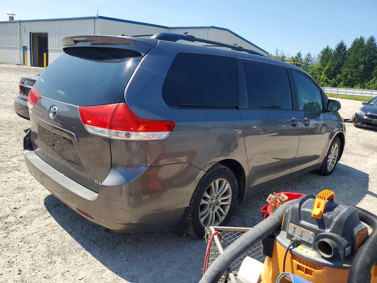 2011 Toyota Sienna Xle 8-passenger Gray vin: 5TDYK3DC3BS170470