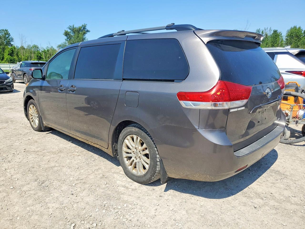 2011 Toyota Sienna Xle 8-passenger Gray vin: 5TDYK3DC3BS170470